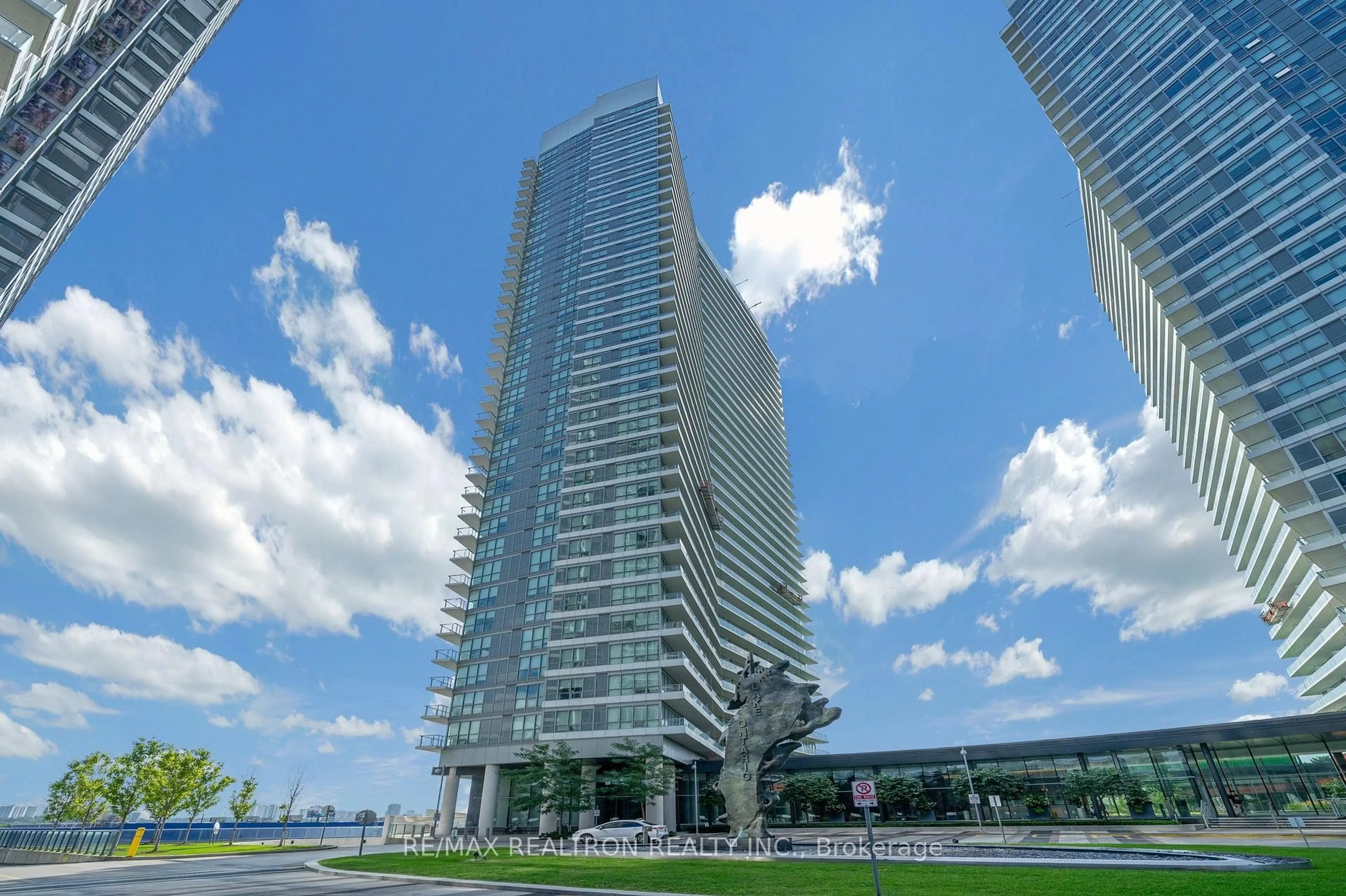 Indoor foyer for 117 Mcmahon Dr #507, Toronto Ontario M2K 0E4