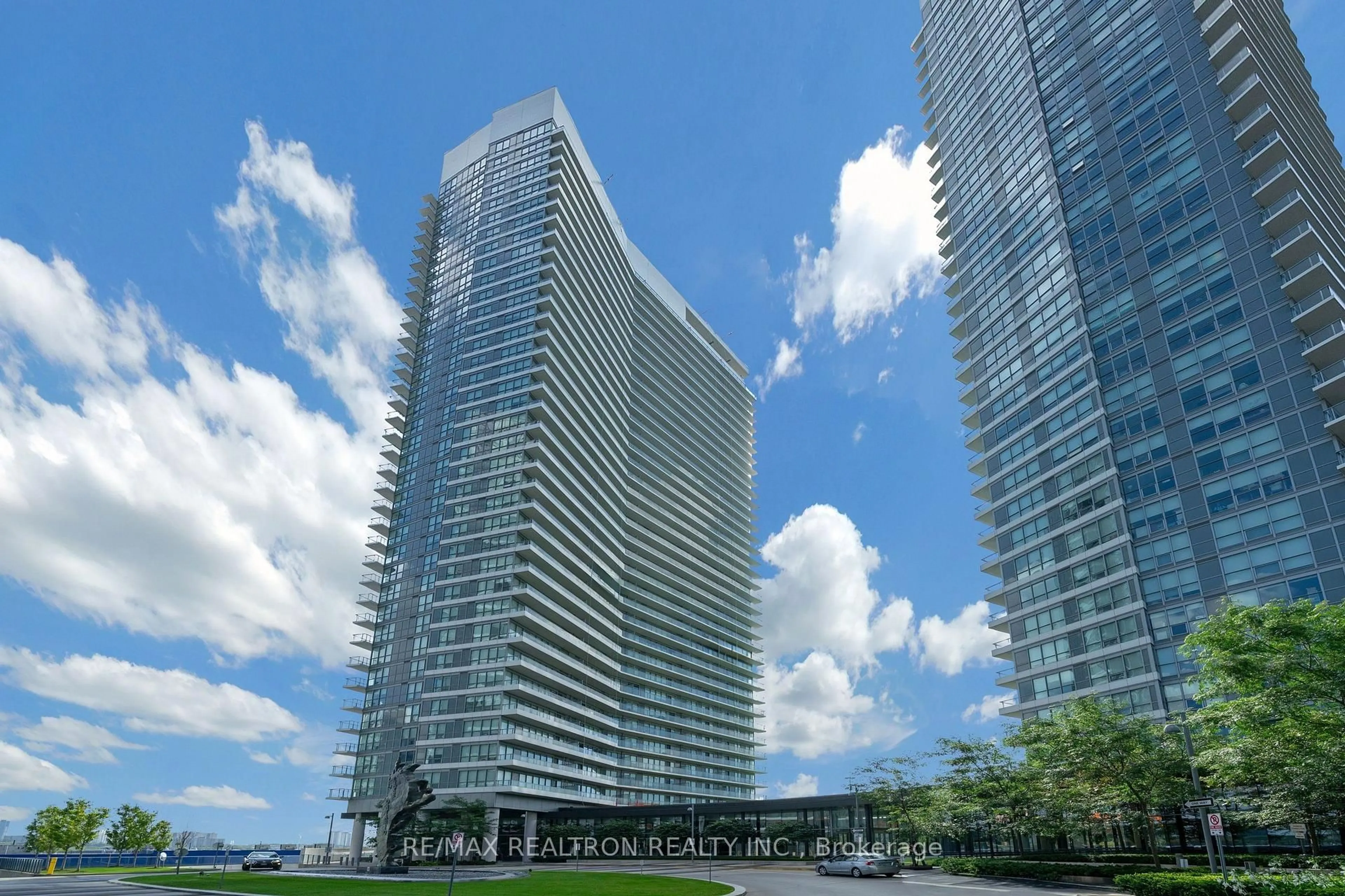 Indoor foyer for 117 Mcmahon Dr #507, Toronto Ontario M2K 0E4