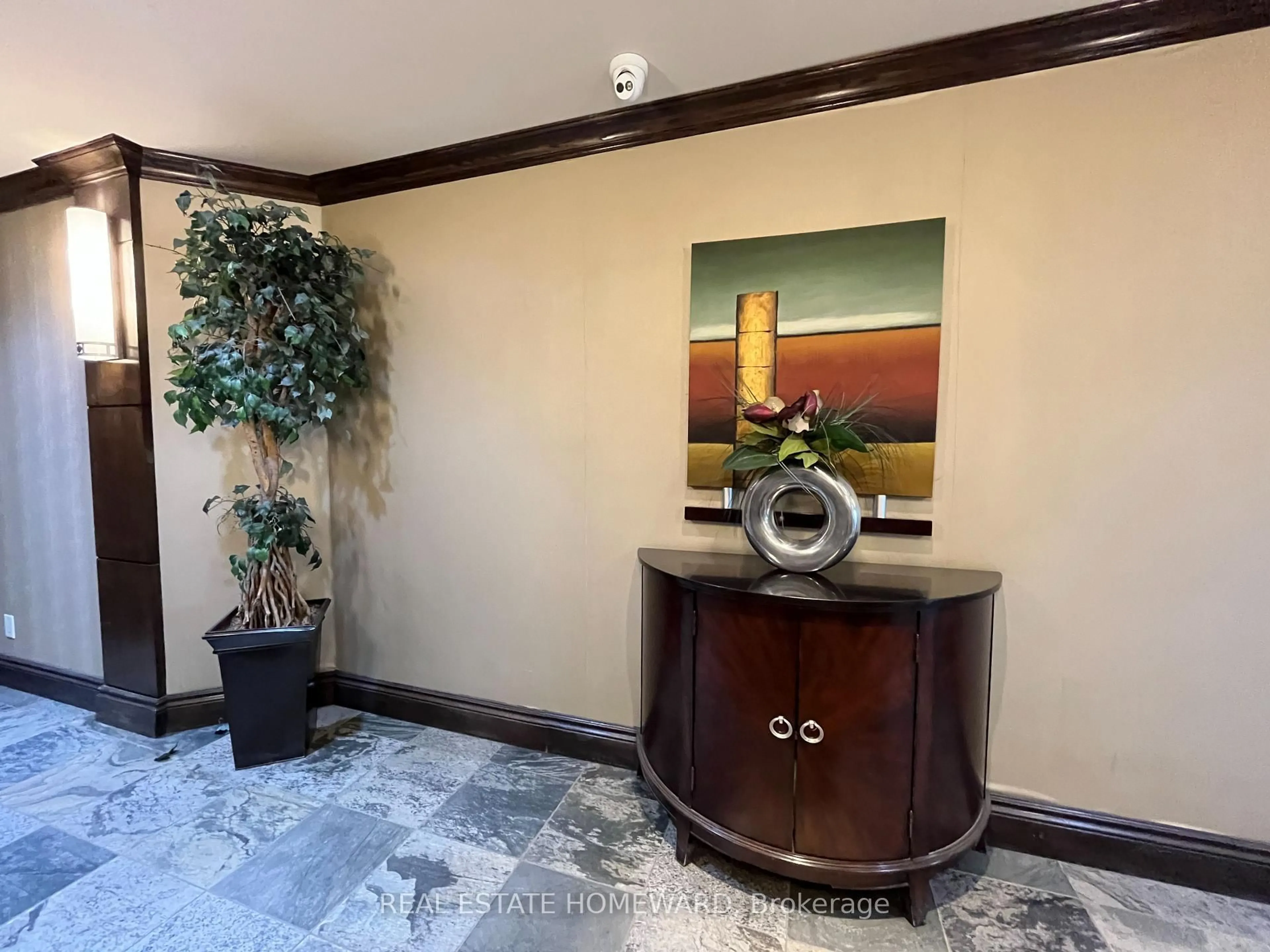 Indoor foyer for 308 Palmerston Ave #601, Toronto Ontario M6J 3X9