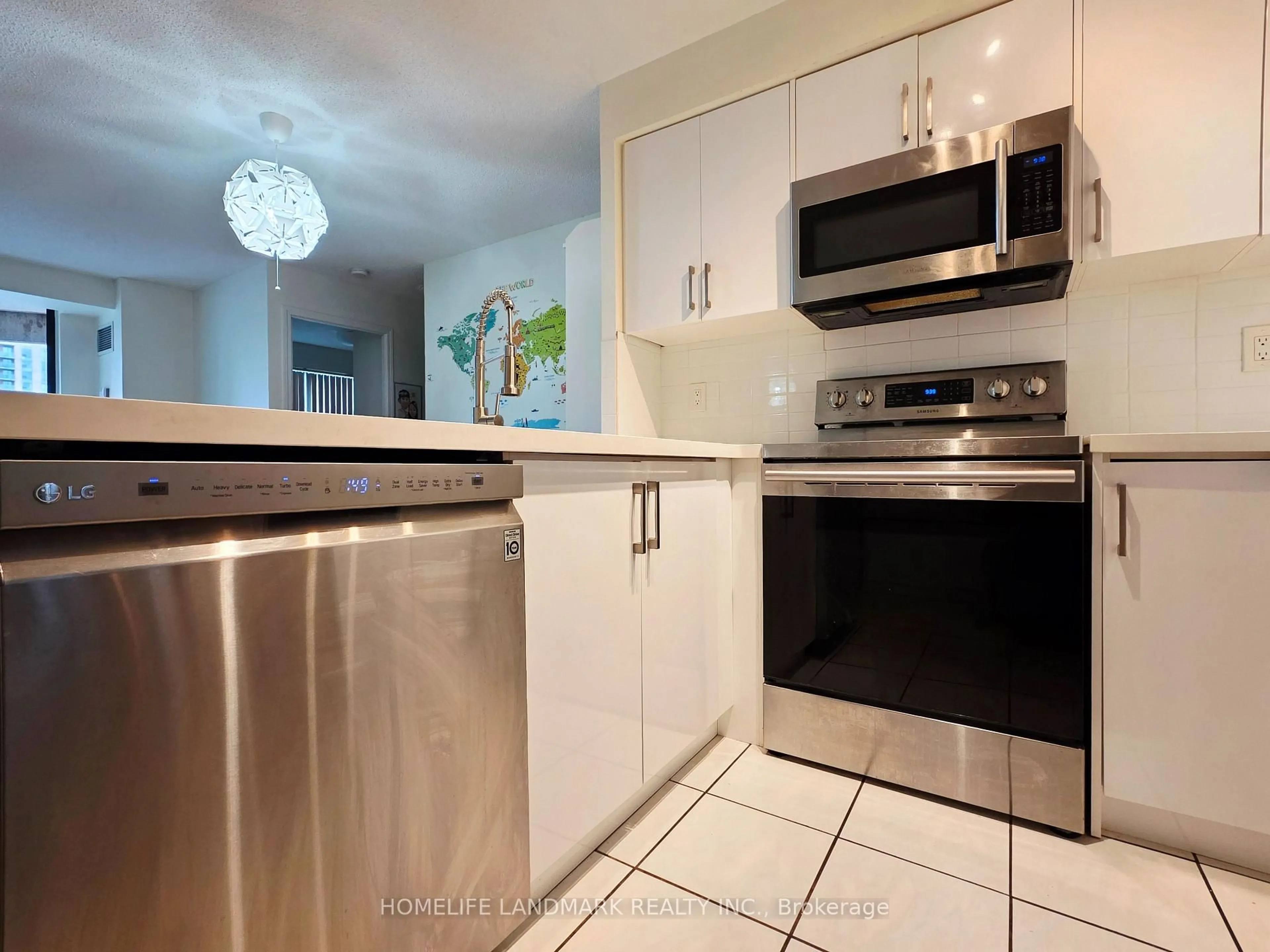 Standard kitchen, ceramic/tile floor for 7 Lorraine Dr #1015, Toronto Ontario M2N 7H2