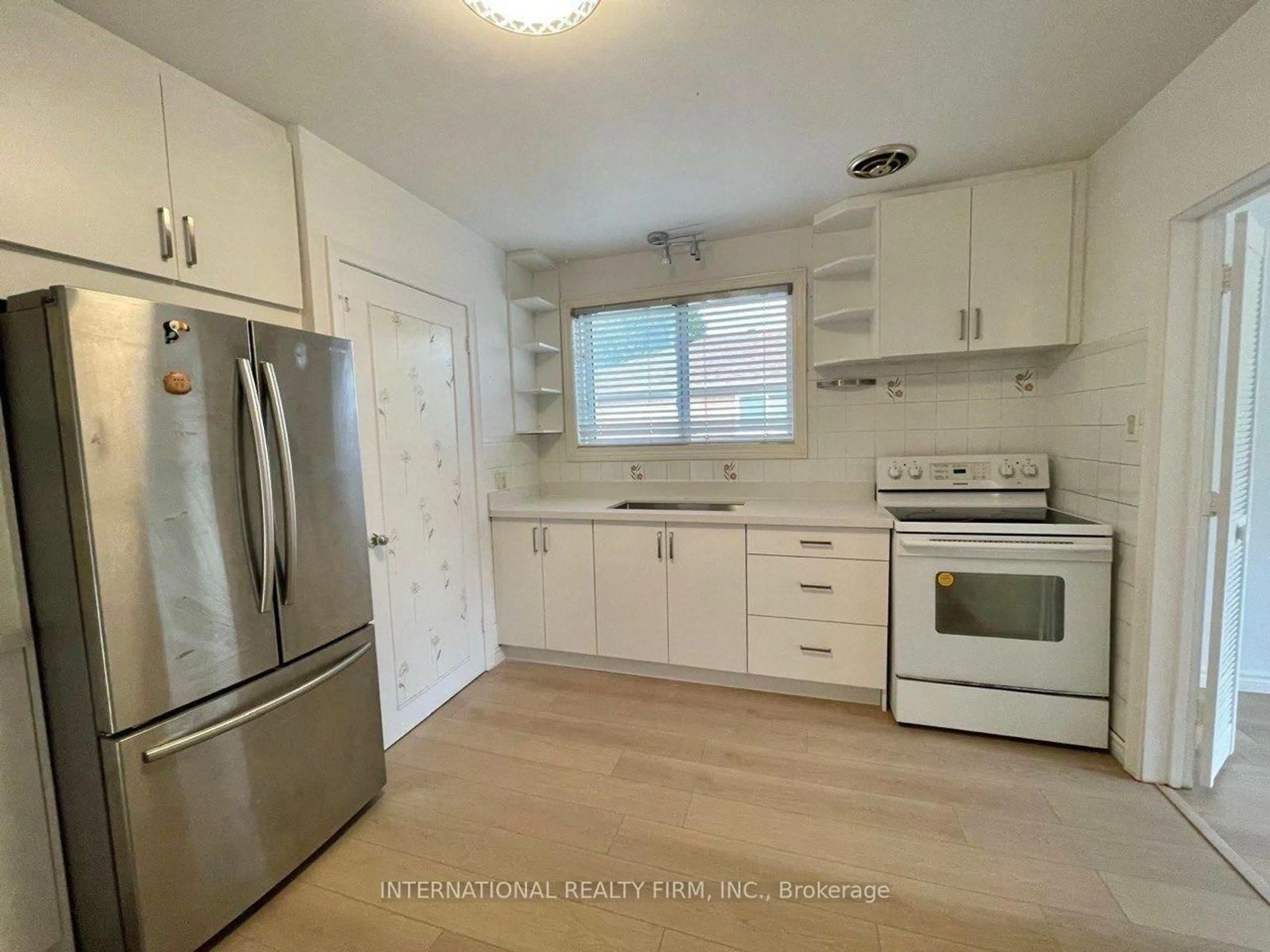 Standard kitchen, wood/laminate floor for 198 Waterloo Ave, Toronto Ontario M3H 3Z2