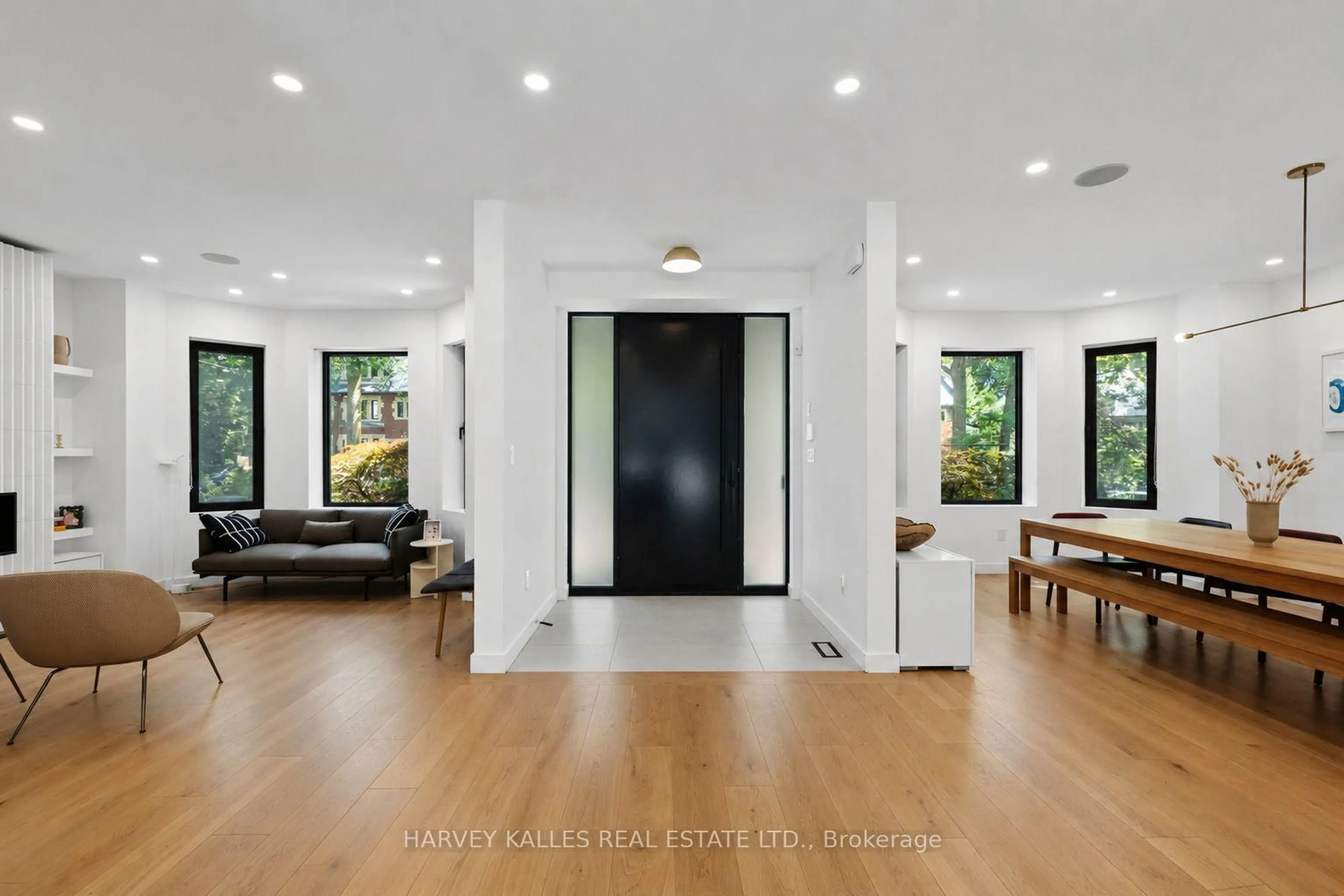 Indoor entryway for 128 Lyndhurst Ave, Toronto Ontario M5R 2Z9