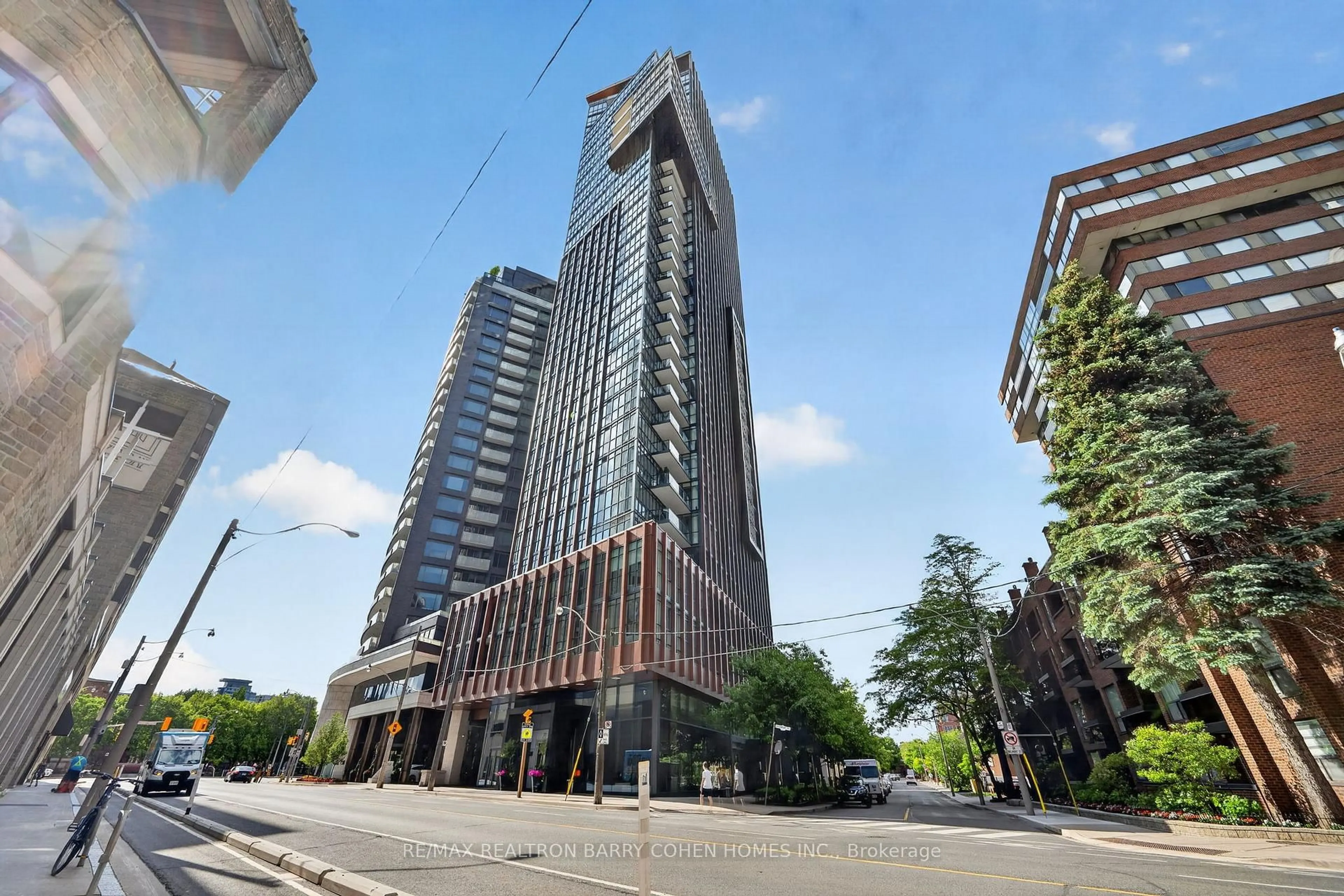 Indoor foyer for 32 Davenport Rd #303, Toronto Ontario M5R 0B5