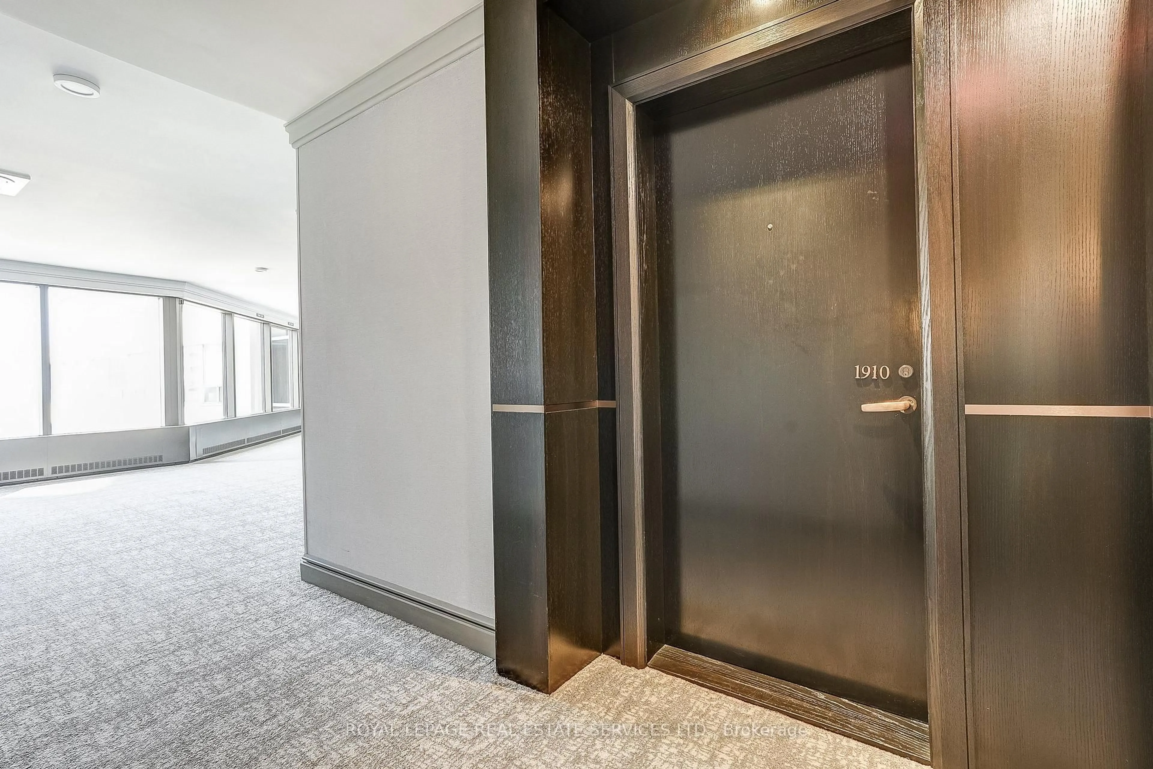 Indoor foyer for 175 Cumberland Estates #1910, Toronto Ontario M5R 3M9