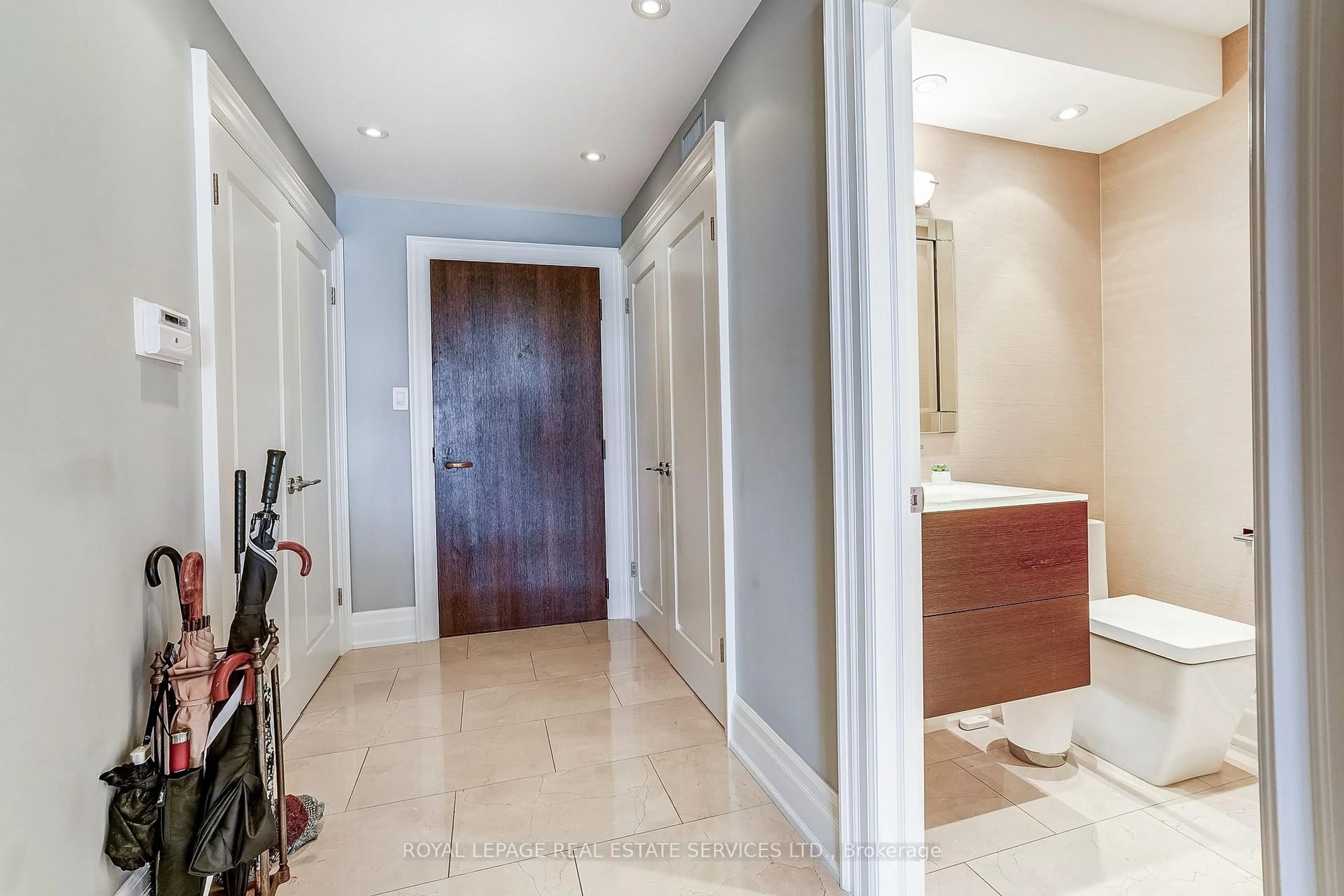 Indoor foyer for 175 Cumberland Estates #1910, Toronto Ontario M5R 3M9