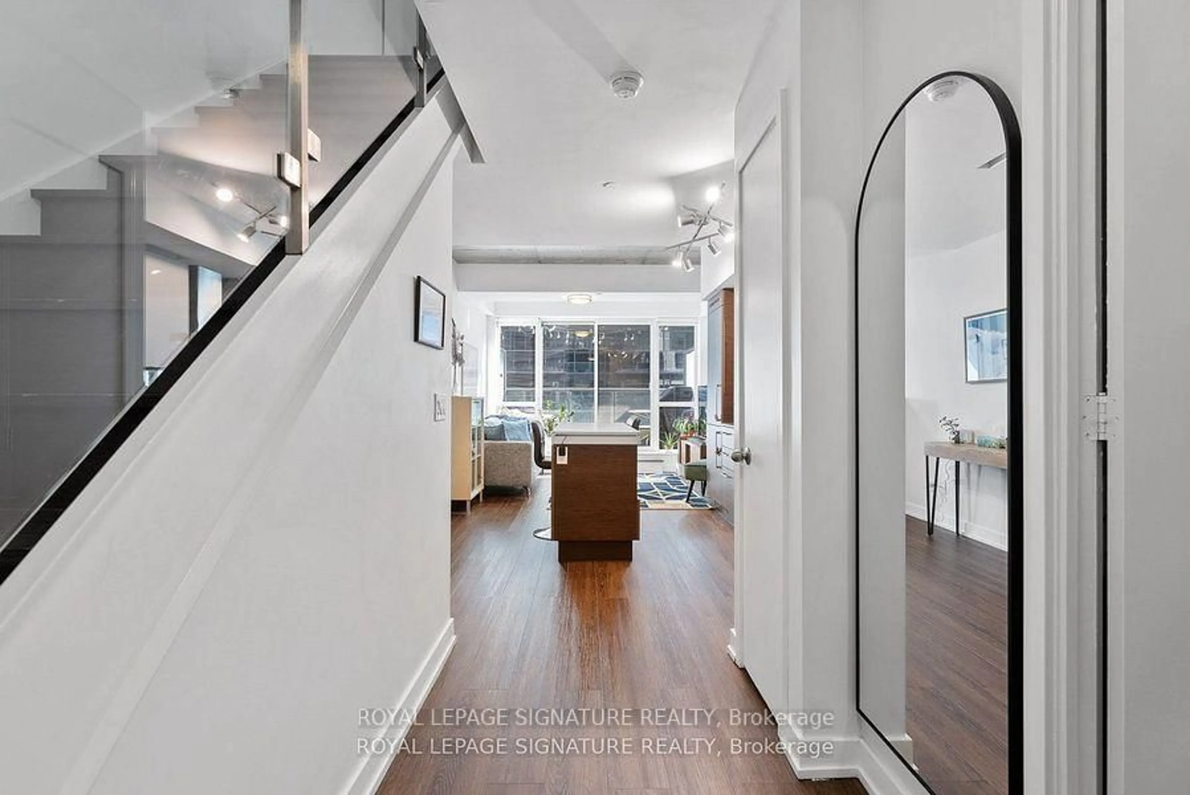 Indoor entryway for 1030 King St #333, Toronto Ontario M6K 0B4