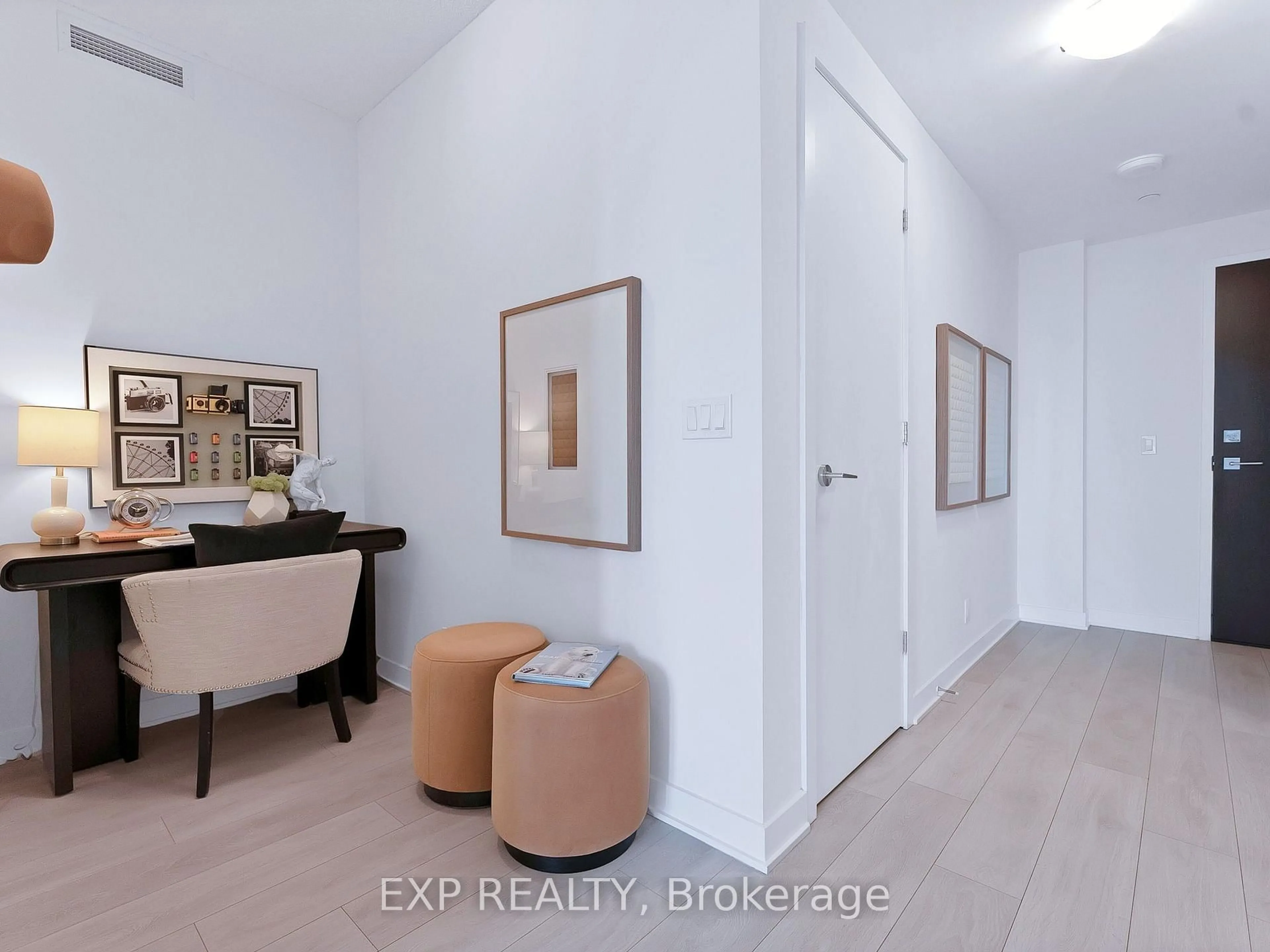 Indoor entryway for 2221 Yonge St #2711, Toronto Ontario M4S 2B4