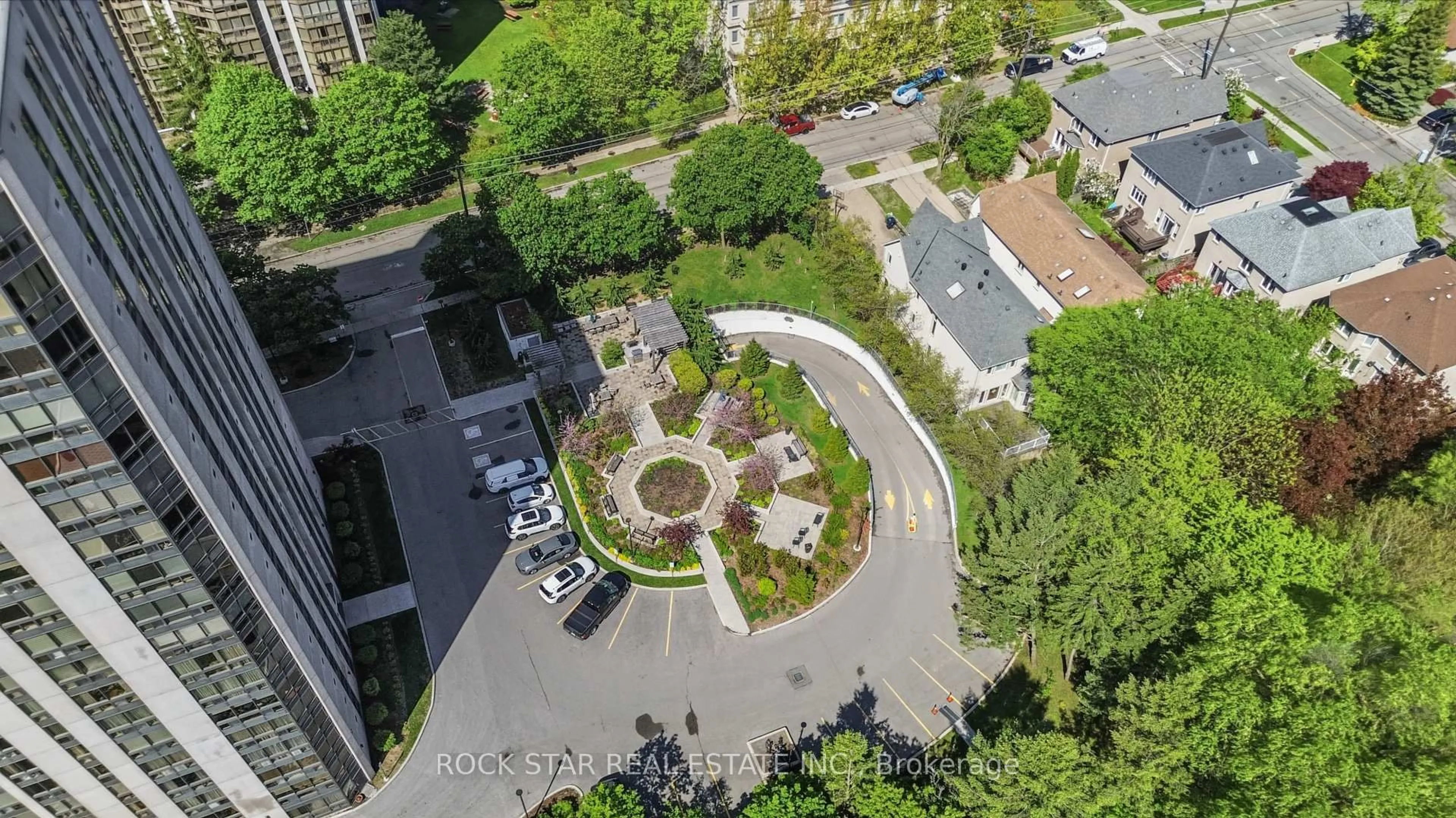 A pic from outside/outdoor area/front of a property/back of a property/a pic from drone, unknown for 5 Kenneth Ave #701, Toronto Ontario M2N 6M7
