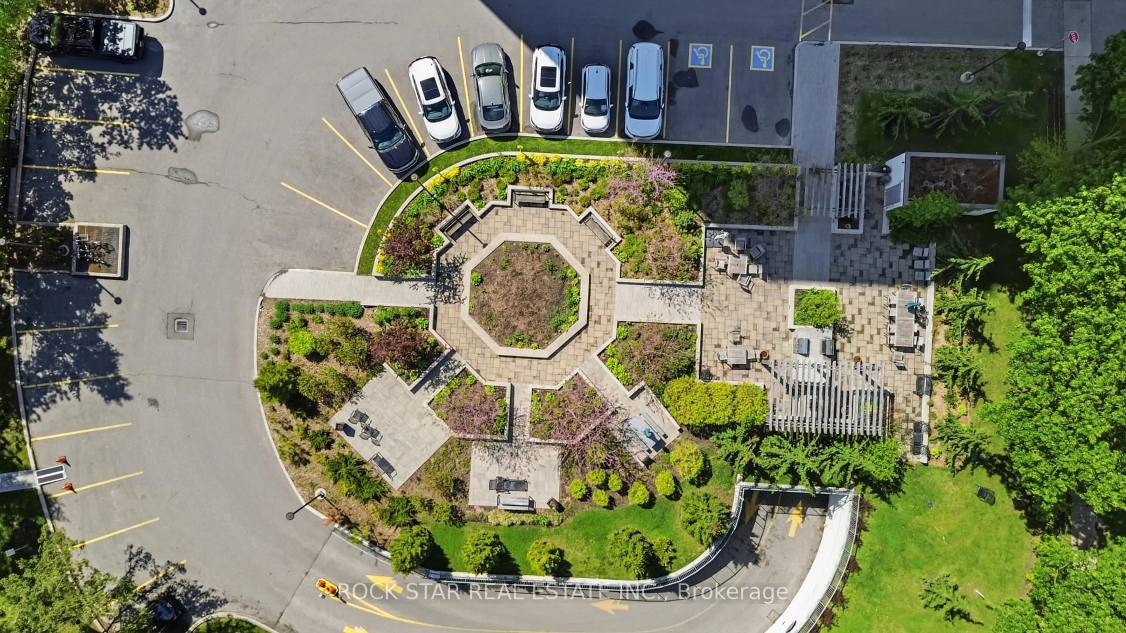 A pic from outside/outdoor area/front of a property/back of a property/a pic from drone, city buildings view from balcony for 5 Kenneth Ave #701, Toronto Ontario M2N 6M7