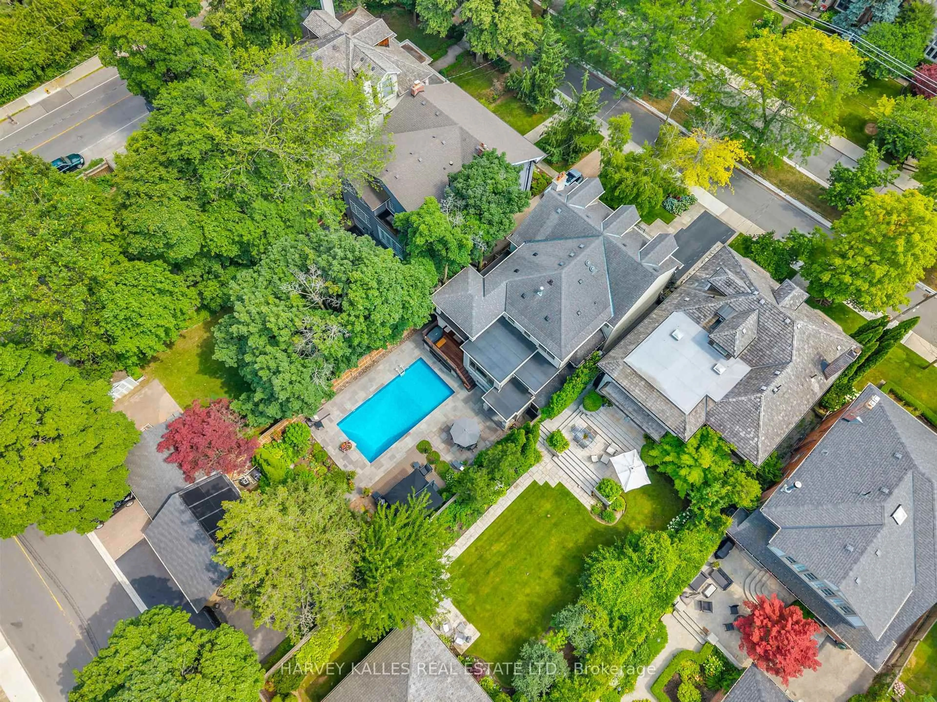 A pic from outside/outdoor area/front of a property/back of a property/a pic from drone, street for 72 Teddington Park Ave, Toronto Ontario M4N 2C6