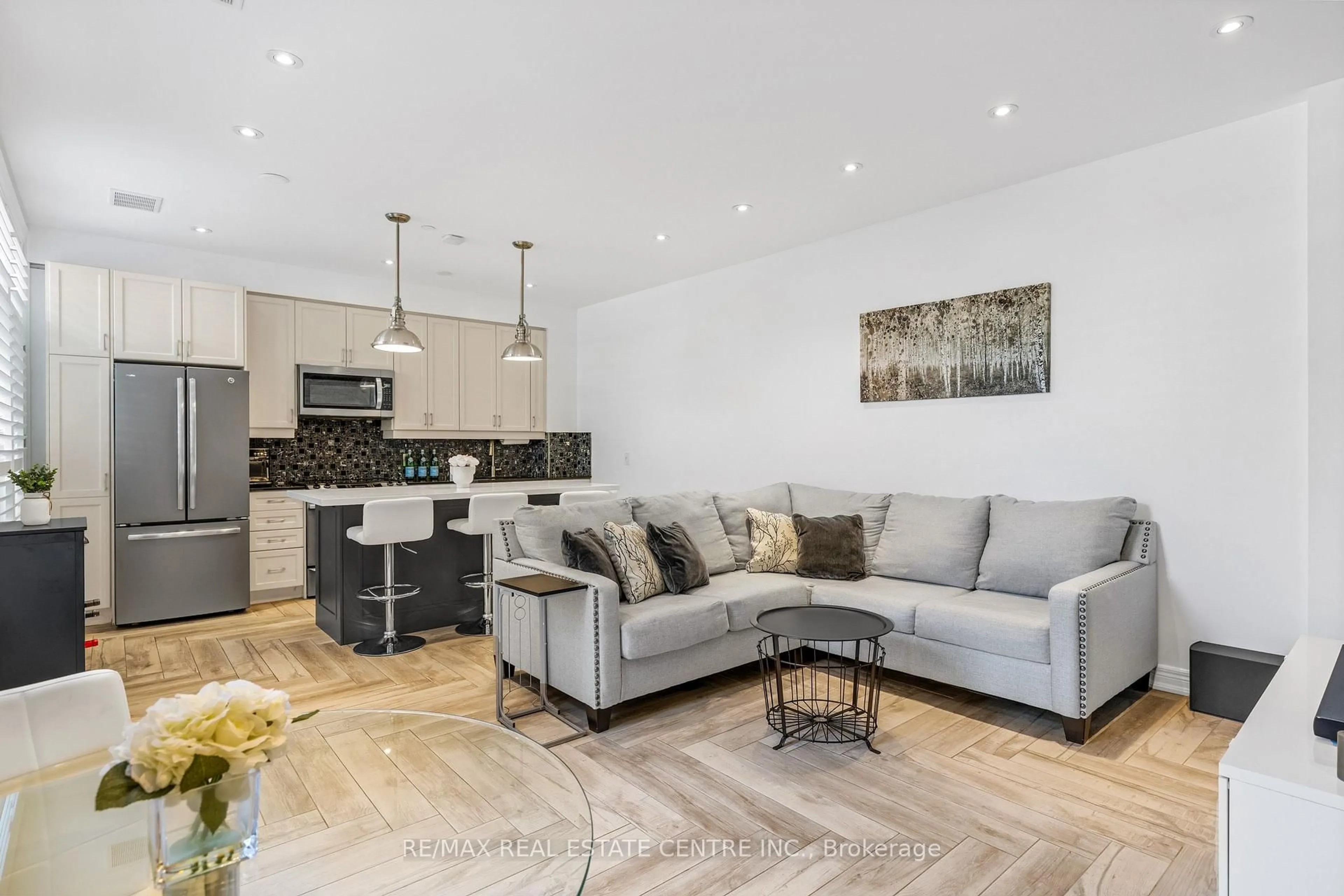 Living room with furniture, unknown for 701 Sheppard Ave #113, Toronto Ontario M3H 0B2
