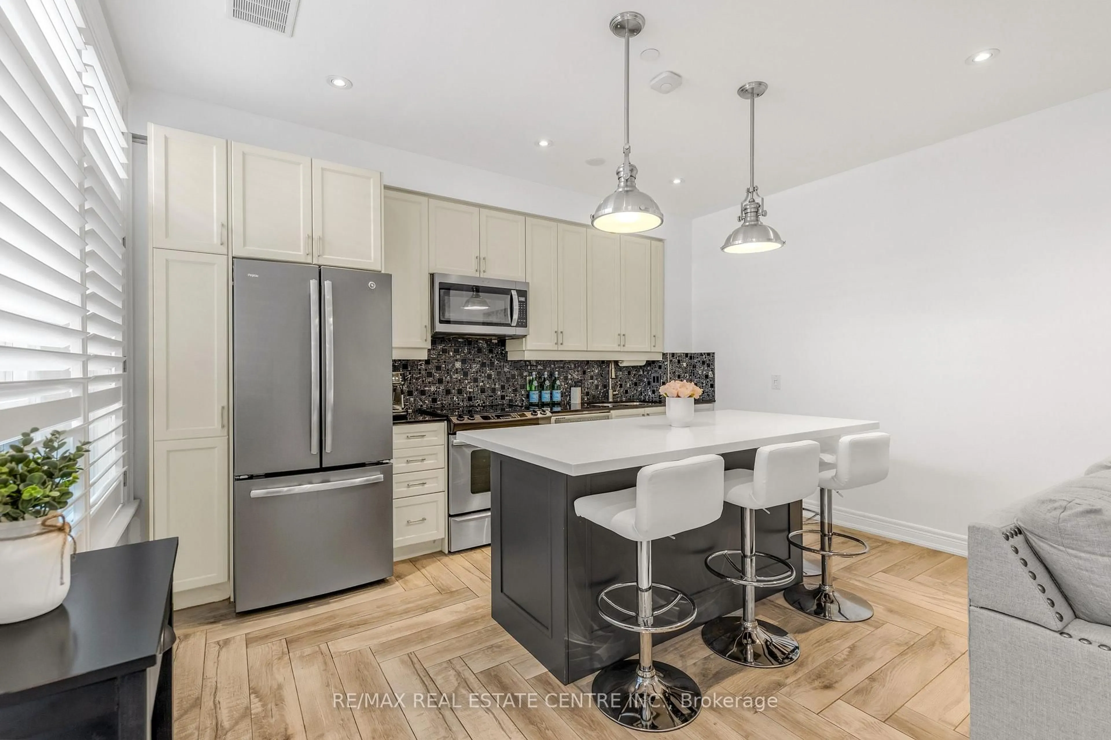 Open concept kitchen, unknown for 701 Sheppard Ave #113, Toronto Ontario M3H 0B2