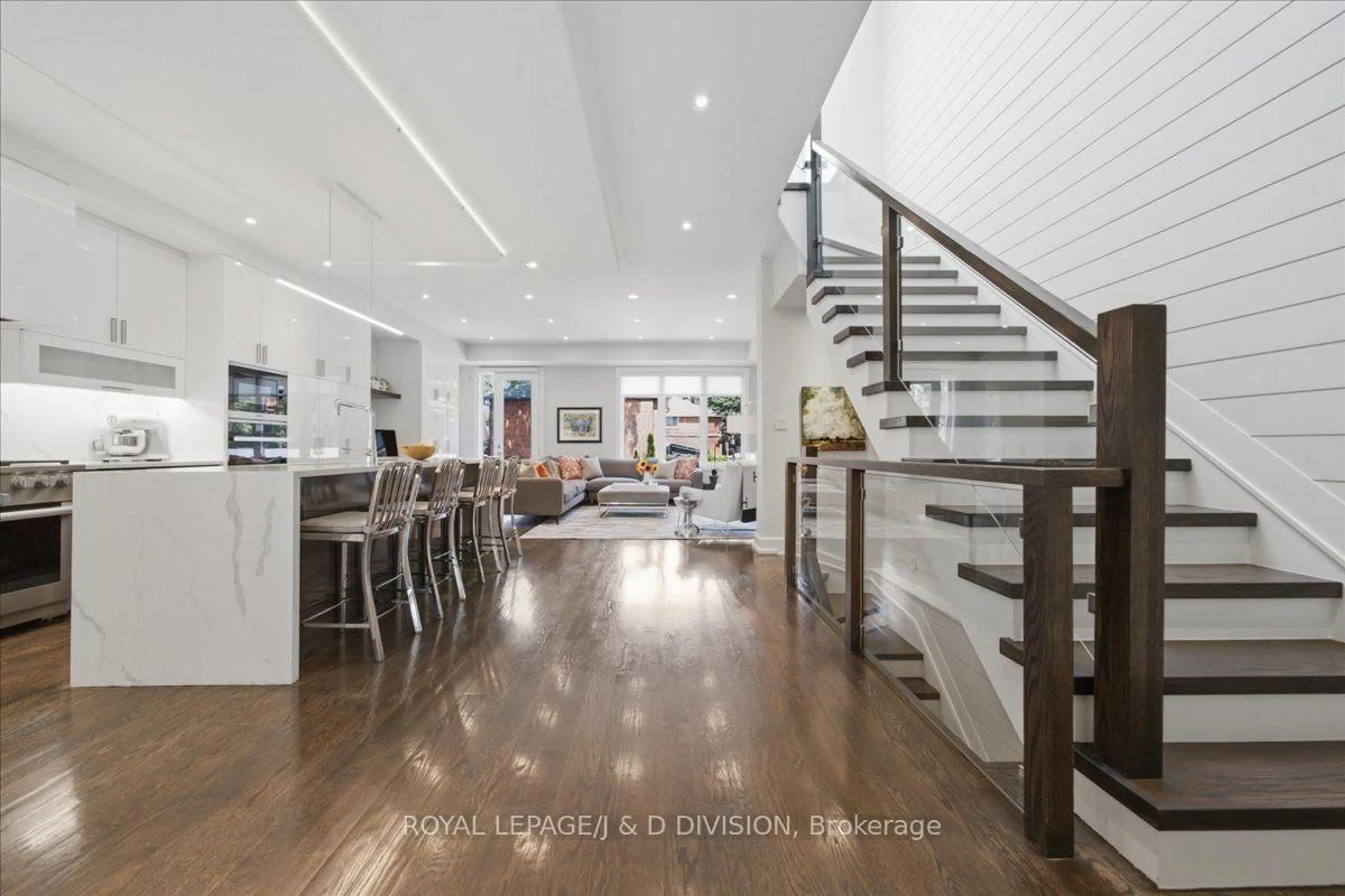 Indoor foyer for 130 Wanless Ave, Toronto Ontario M4N 1W2