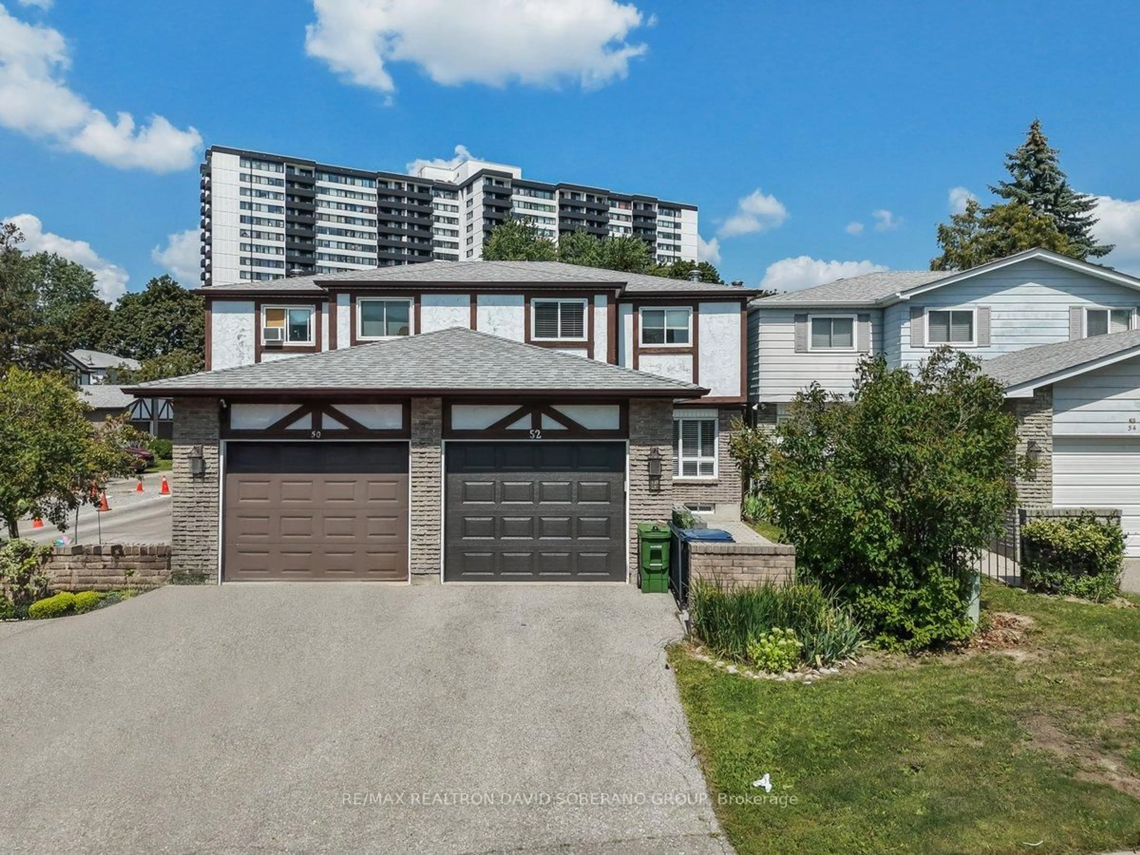 A pic from outside/outdoor area/front of a property/back of a property/a pic from drone, street for 52 Antibes Dr, Toronto Ontario M2R 3K5