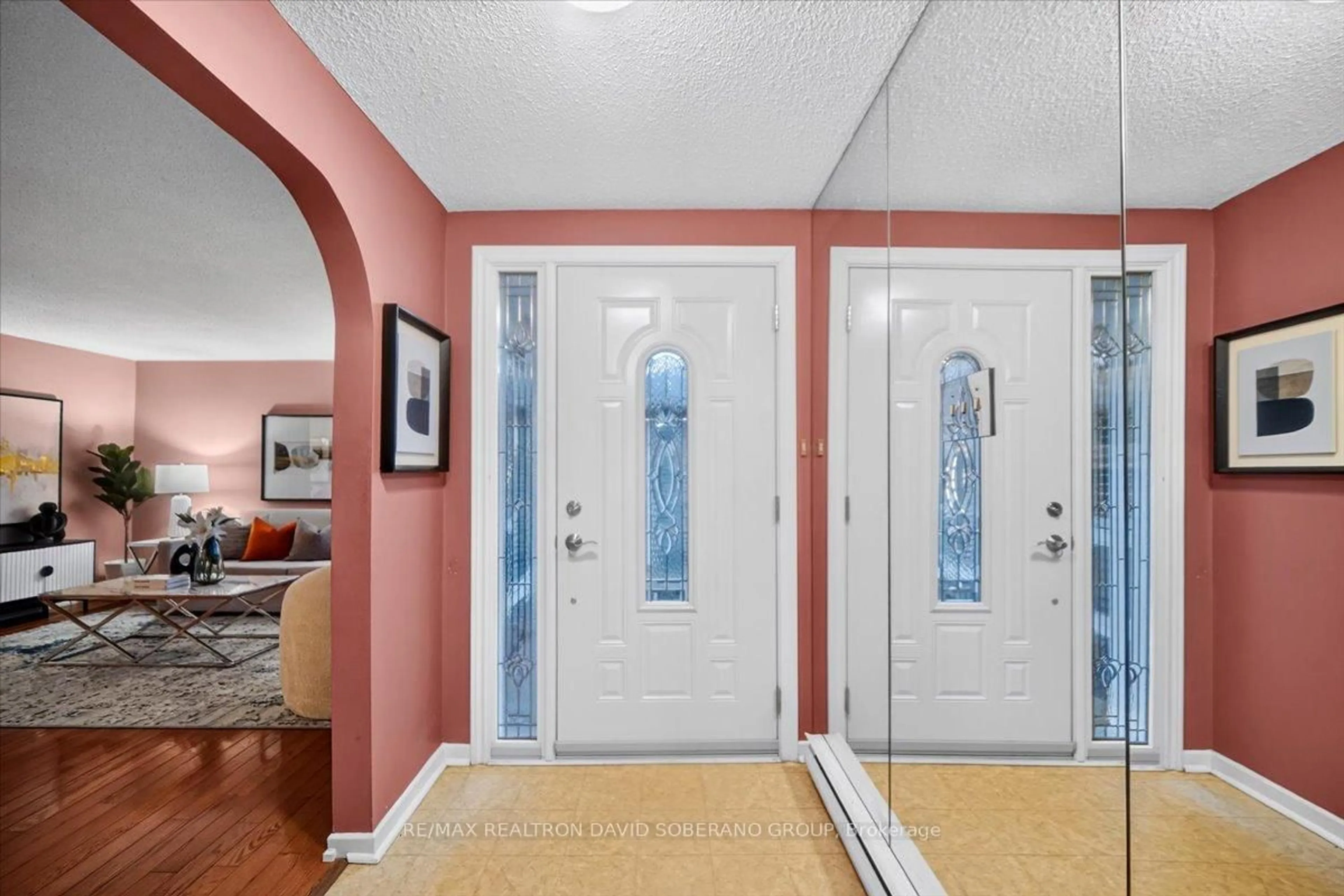 Indoor entryway for 52 Antibes Dr, Toronto Ontario M2R 3K5