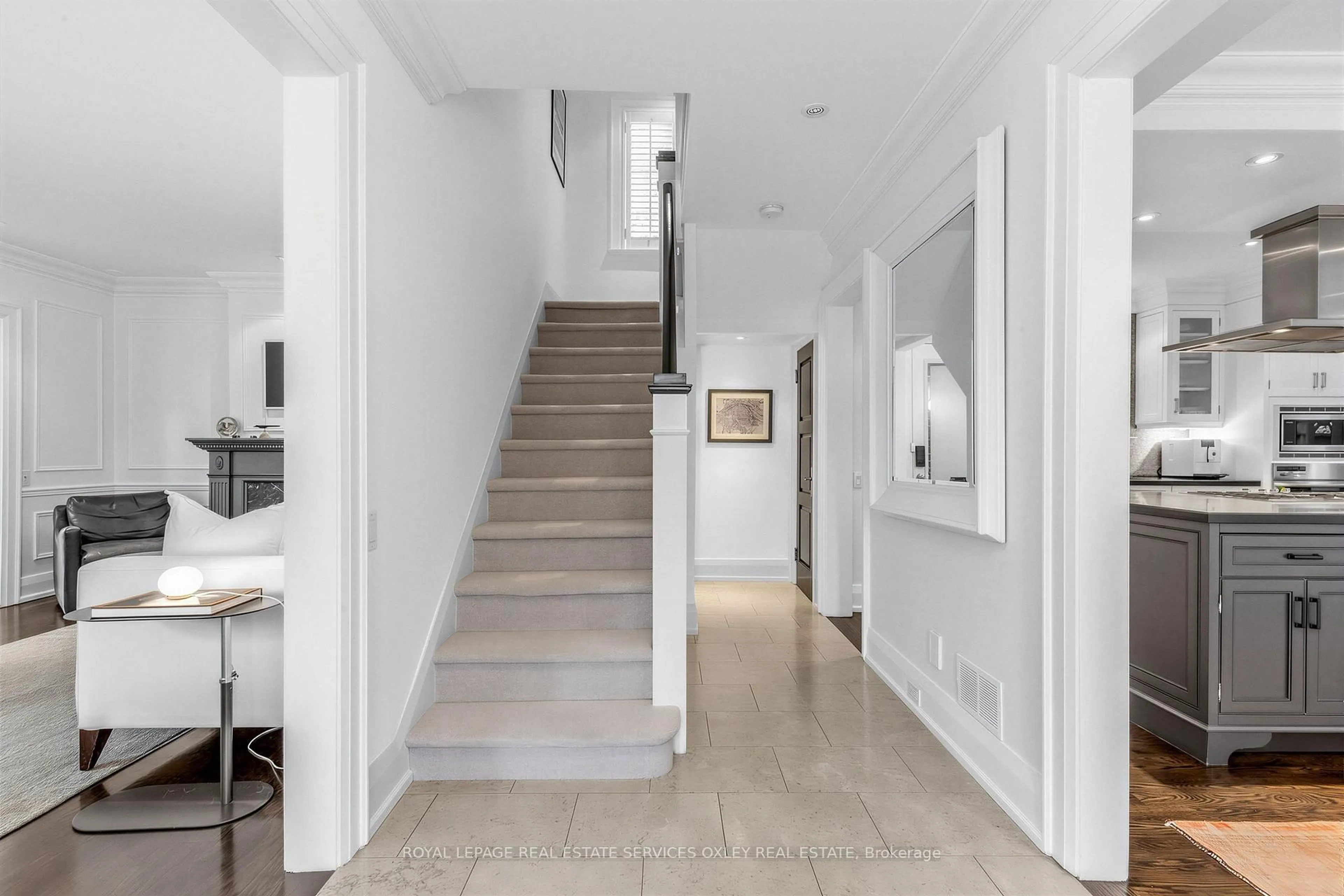 Indoor entryway for 113 Inglewood Dr, Toronto Ontario M4T 1H6