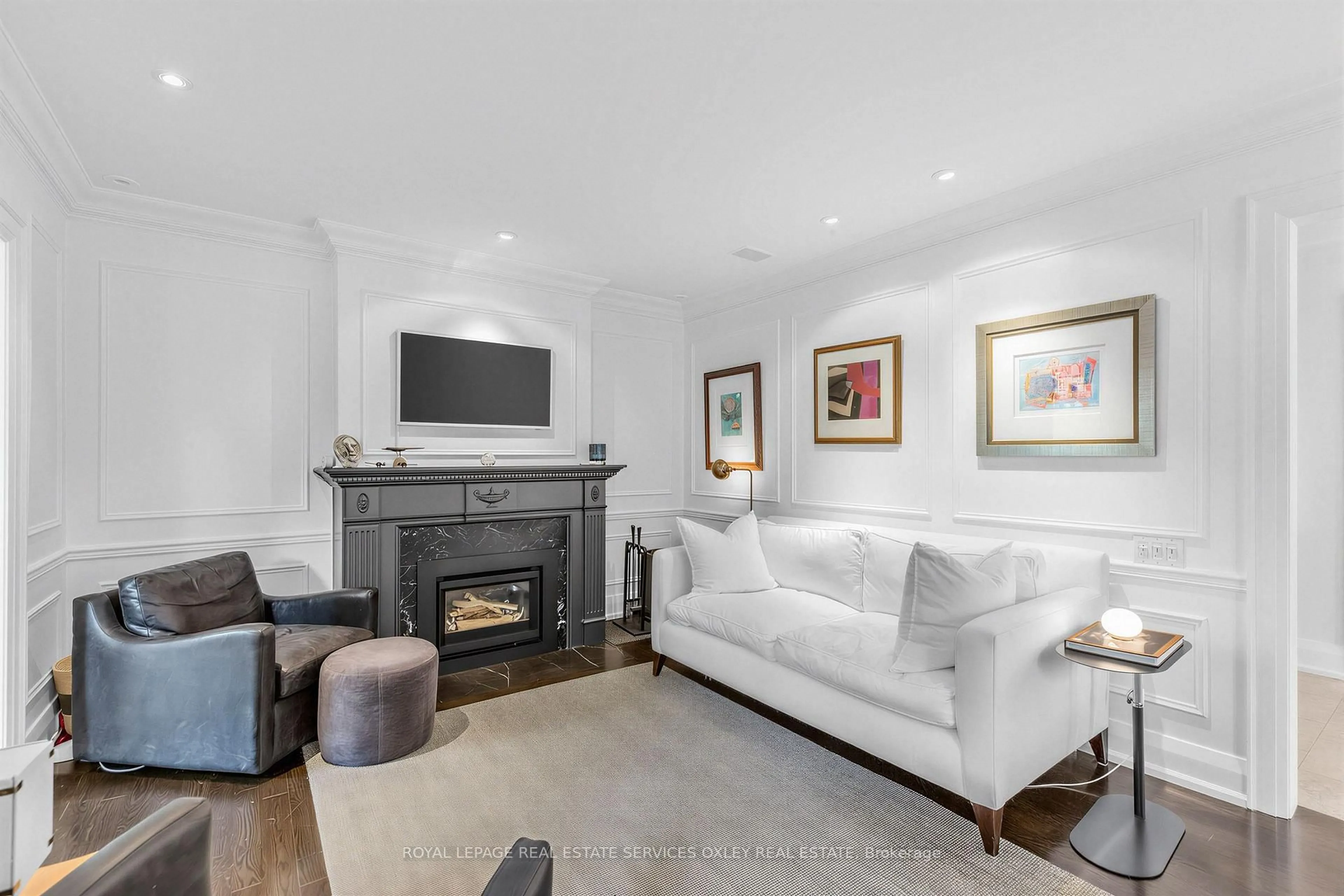 Living room with furniture, unknown for 113 Inglewood Dr, Toronto Ontario M4T 1H6