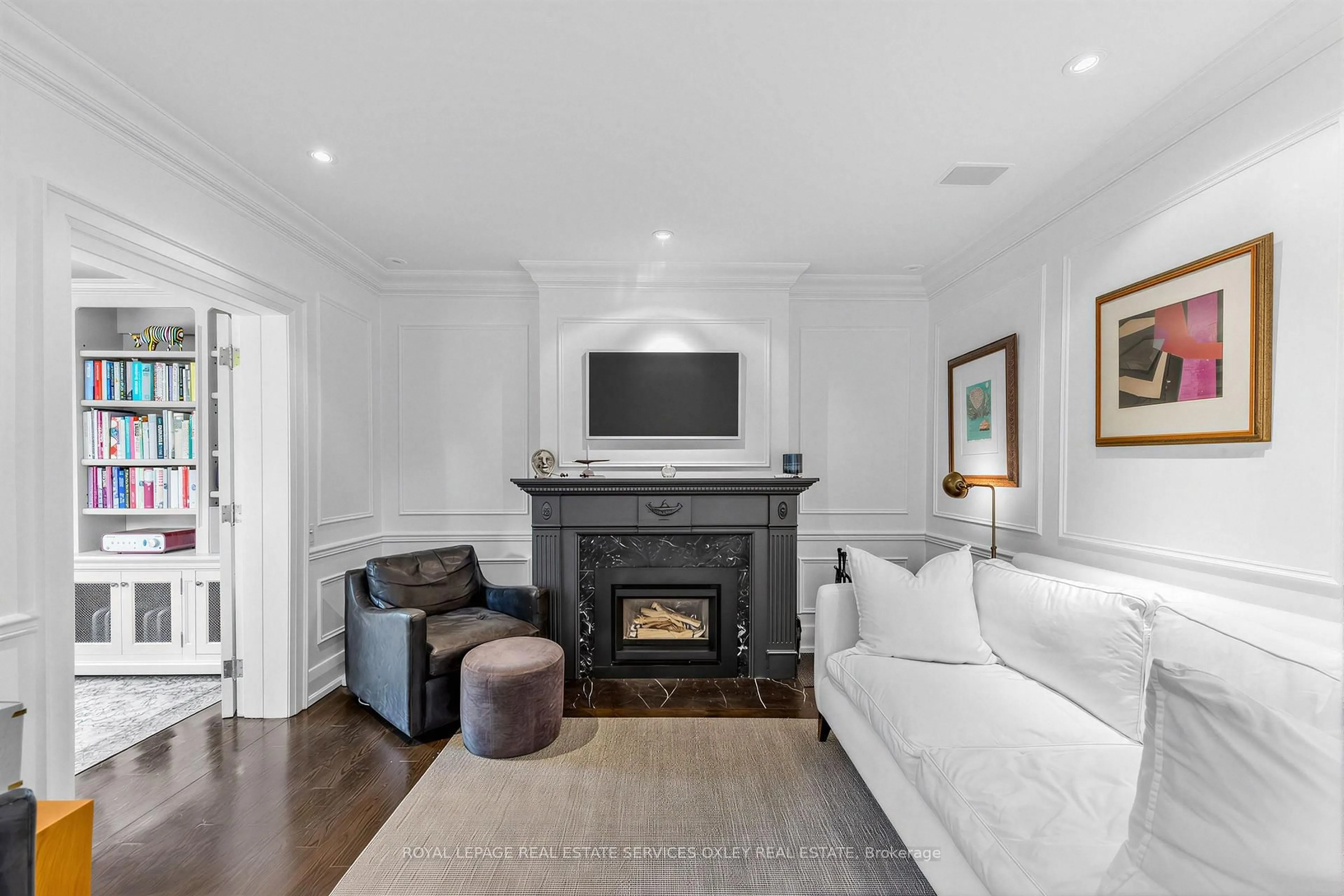 Living room with furniture, unknown for 113 Inglewood Dr, Toronto Ontario M4T 1H6
