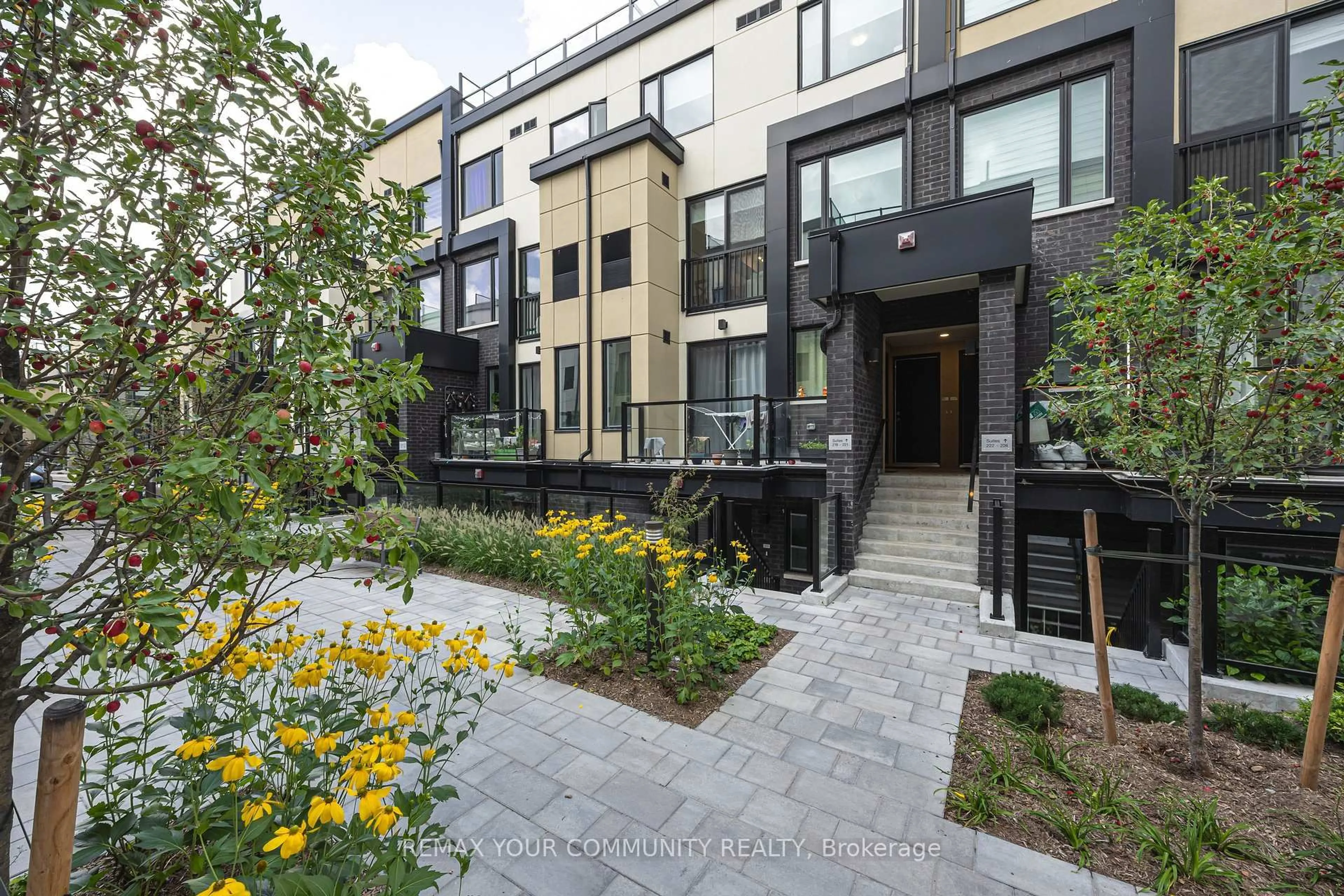 Patio, street for 1650 Victoria Park Ave #220, Toronto Ontario M1R 0G8