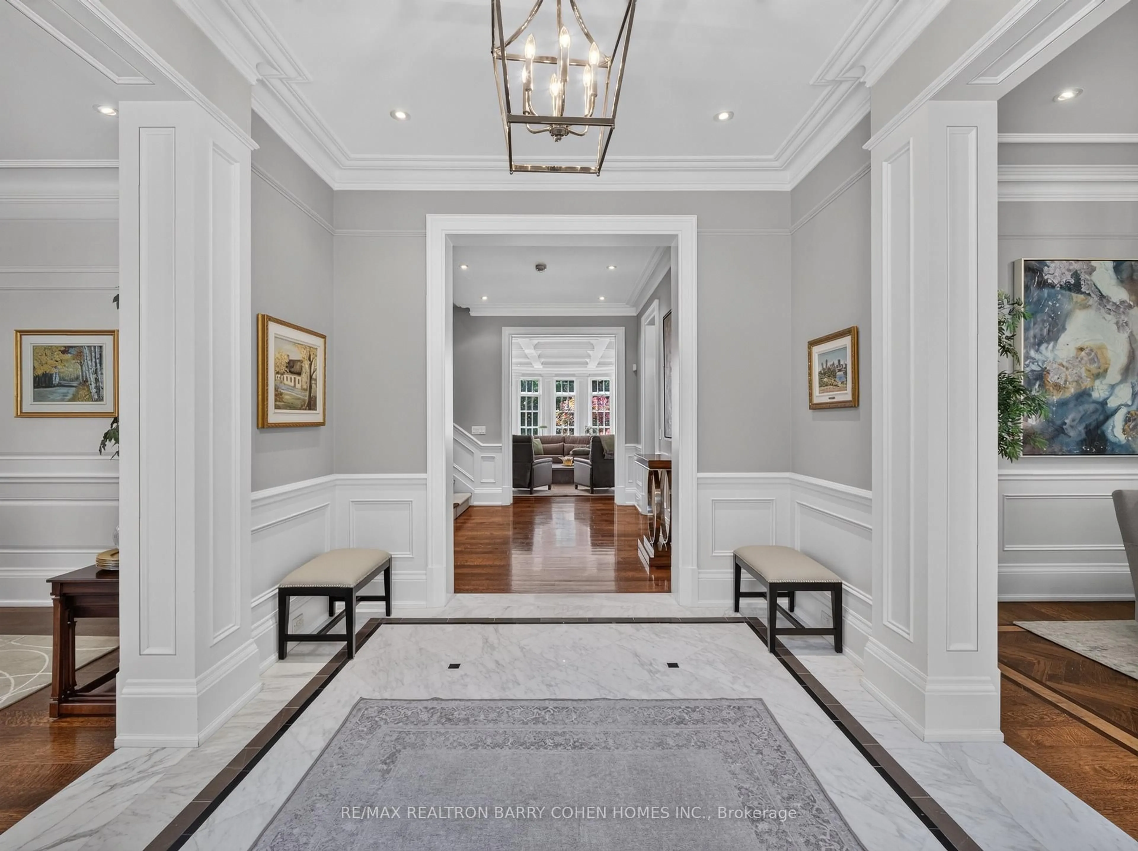 Indoor foyer for 21 Don Ridge Dr, Toronto Ontario M2P 1H3