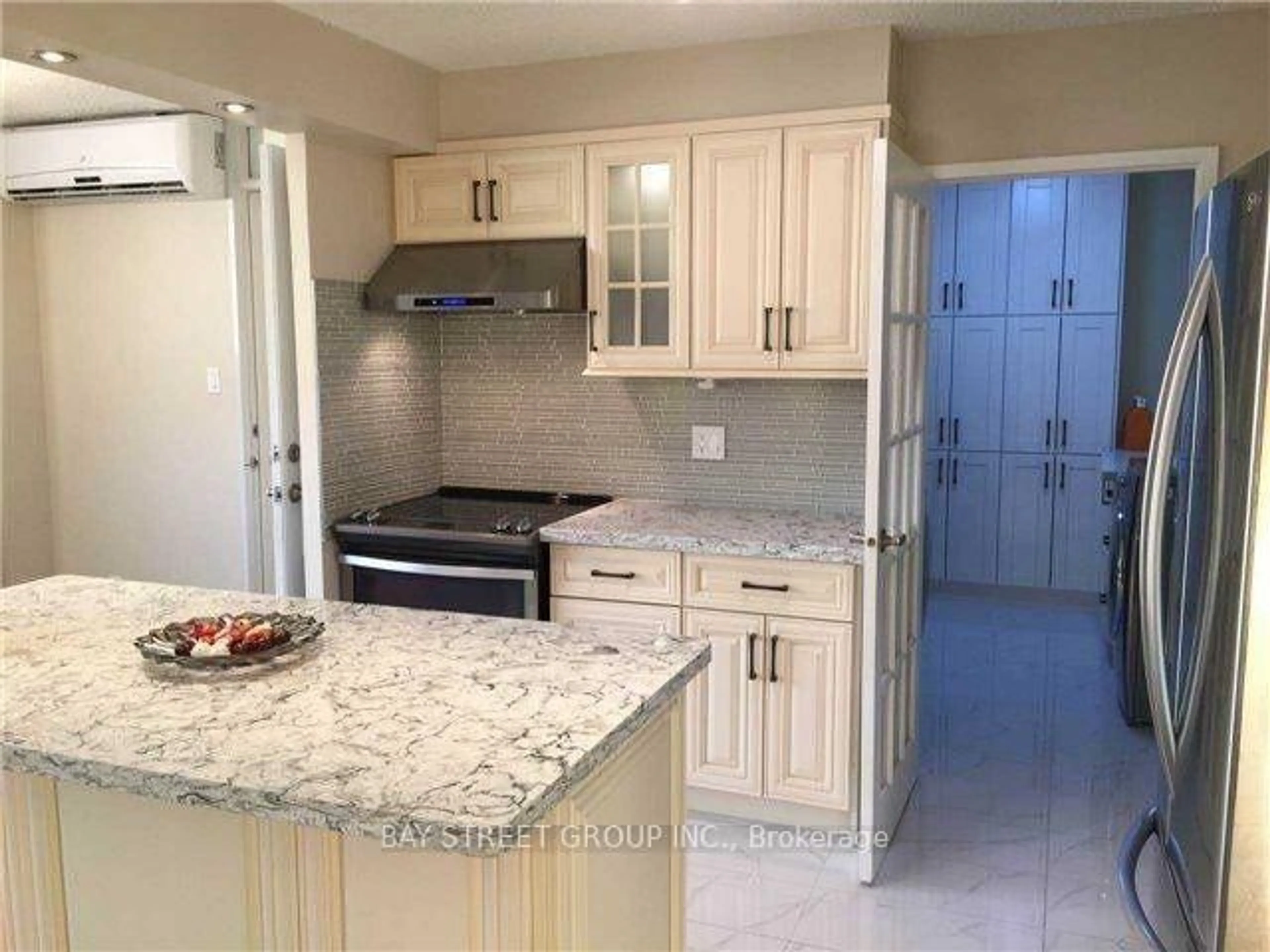 Standard kitchen, ceramic/tile floor for 5 Parkway Forest Dr #1210, Toronto Ontario M2J 1L2