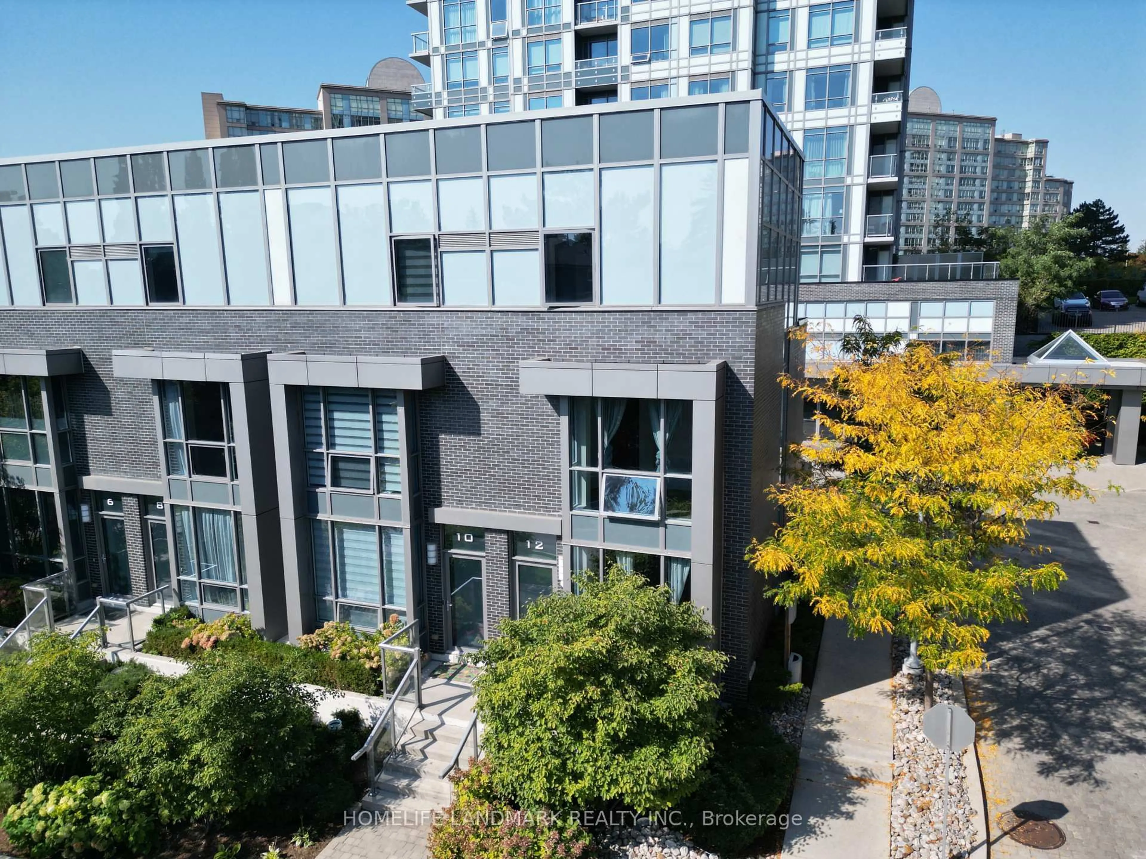 A pic from outside/outdoor area/front of a property/back of a property/a pic from drone, city buildings view from balcony for 18 Graydon Hall Dr #TH12, Toronto Ontario M3A 0A4
