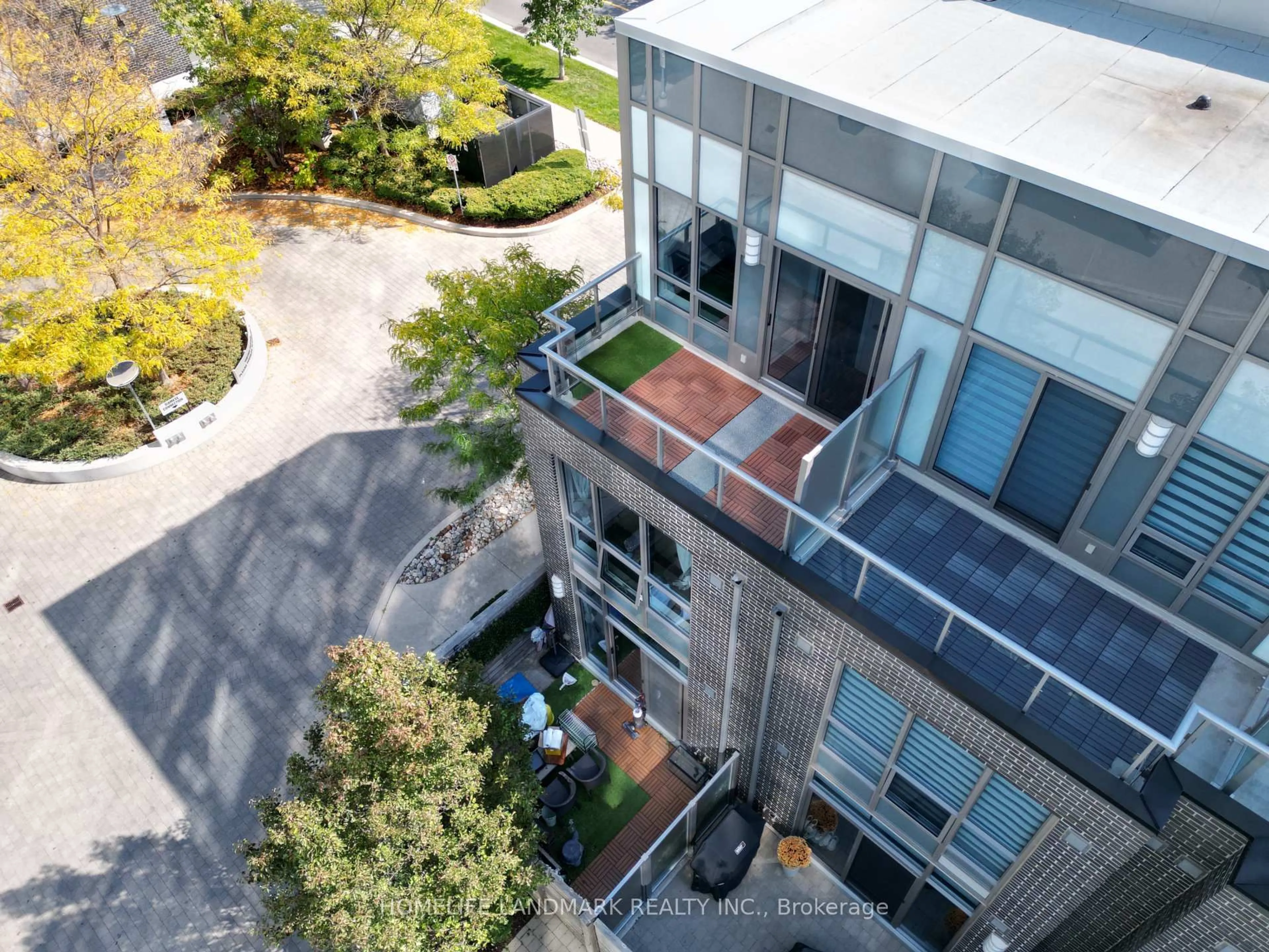 A pic from outside/outdoor area/front of a property/back of a property/a pic from drone, city buildings view from balcony for 18 Graydon Hall Dr #TH12, Toronto Ontario M3A 0A4