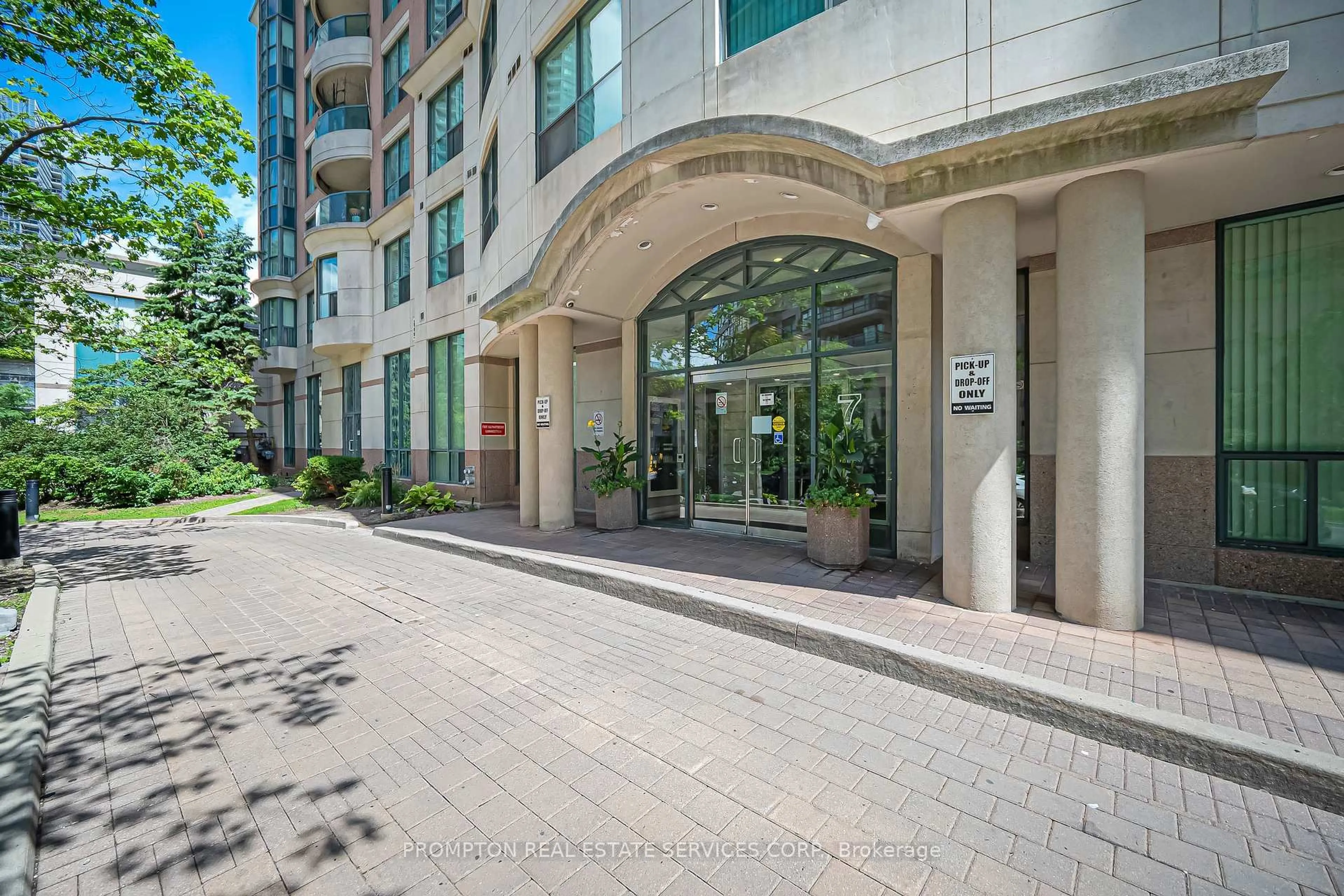 Indoor foyer for 7 Lorraine Dr #807, Toronto Ontario M2N 7H2