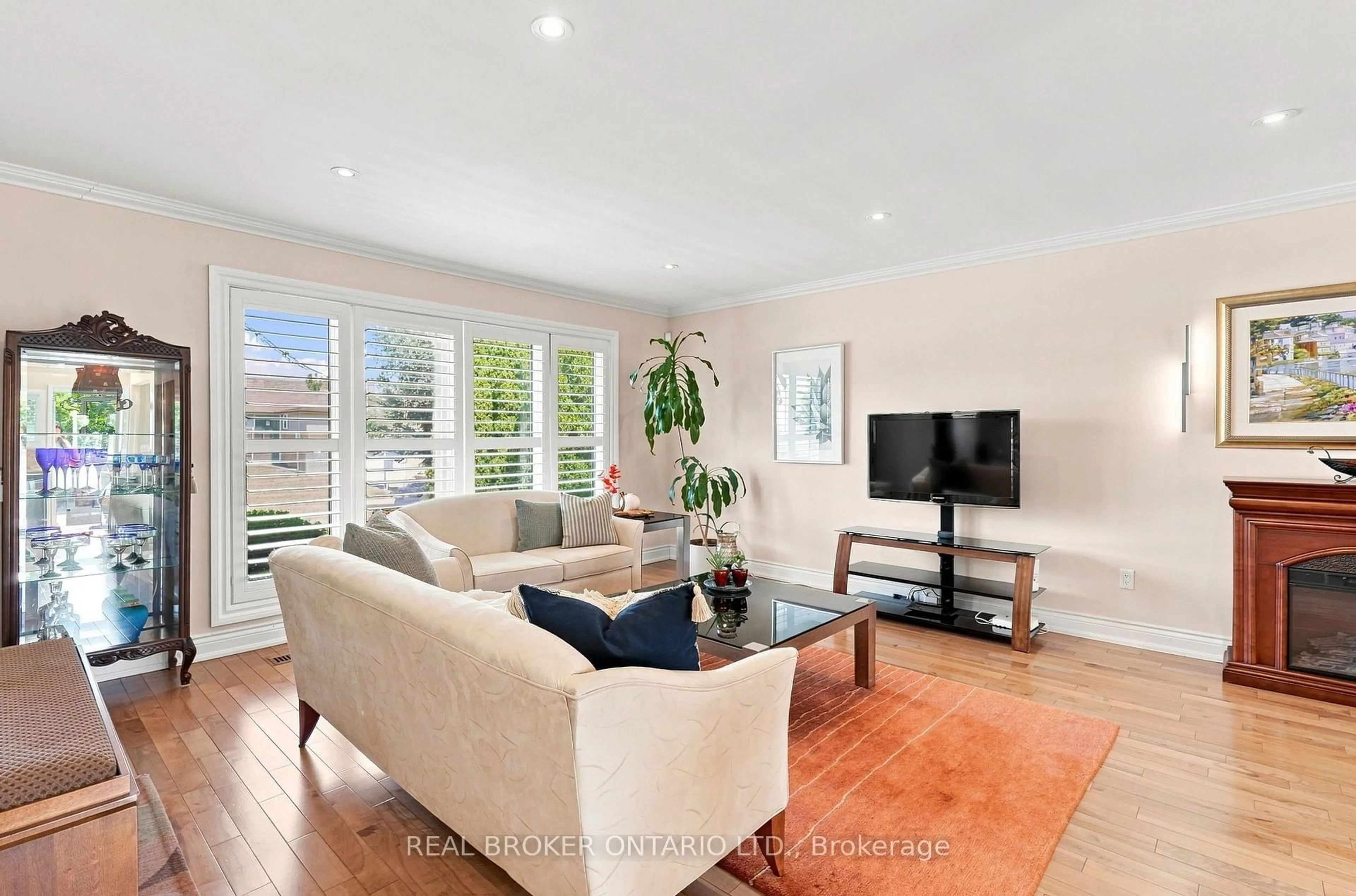 Living room with furniture, unknown for 169 Kennard Ave, Toronto Ontario M3H 4M8