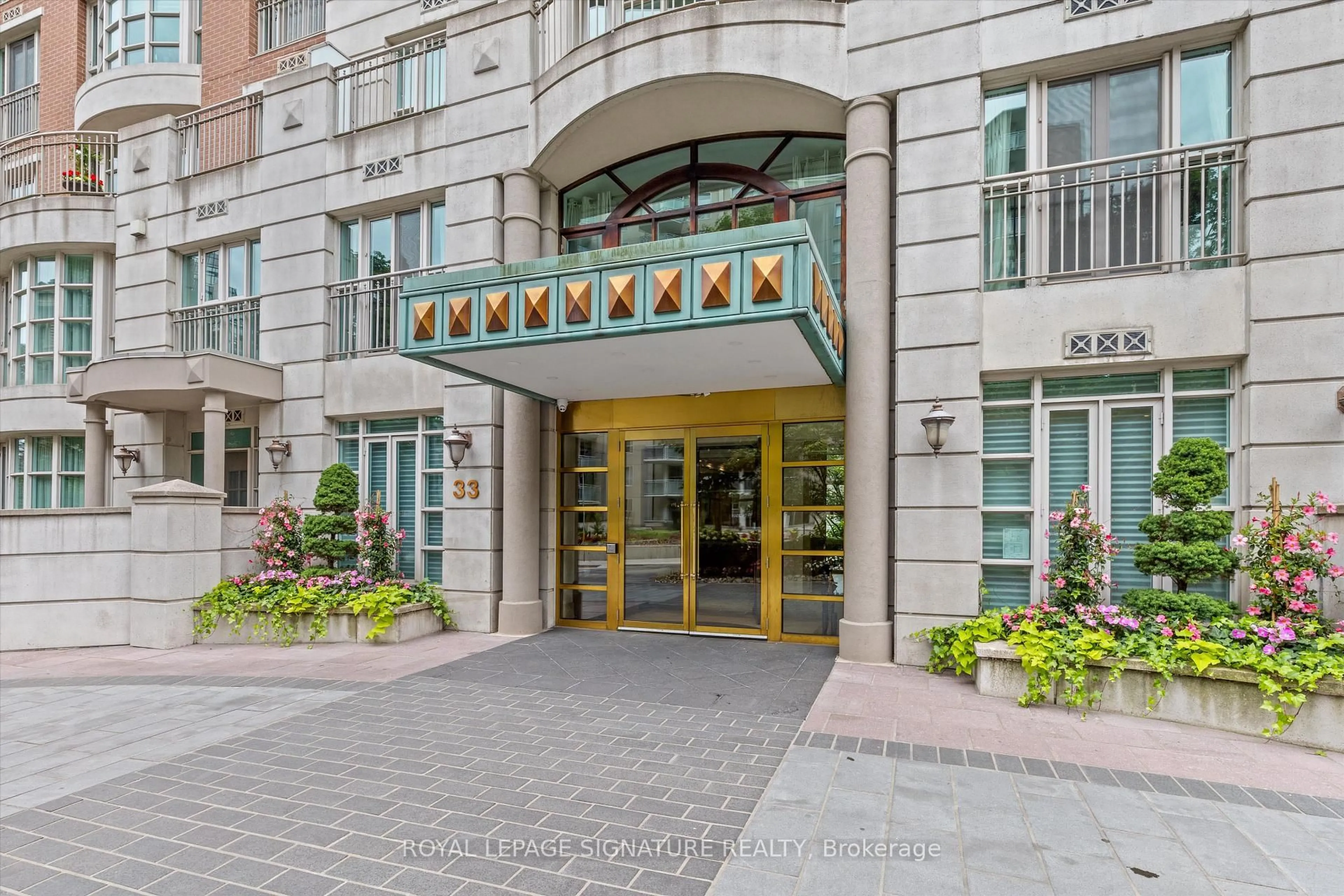 Indoor foyer for 33 Delisle Ave #108, Toronto Ontario M4V 3C7