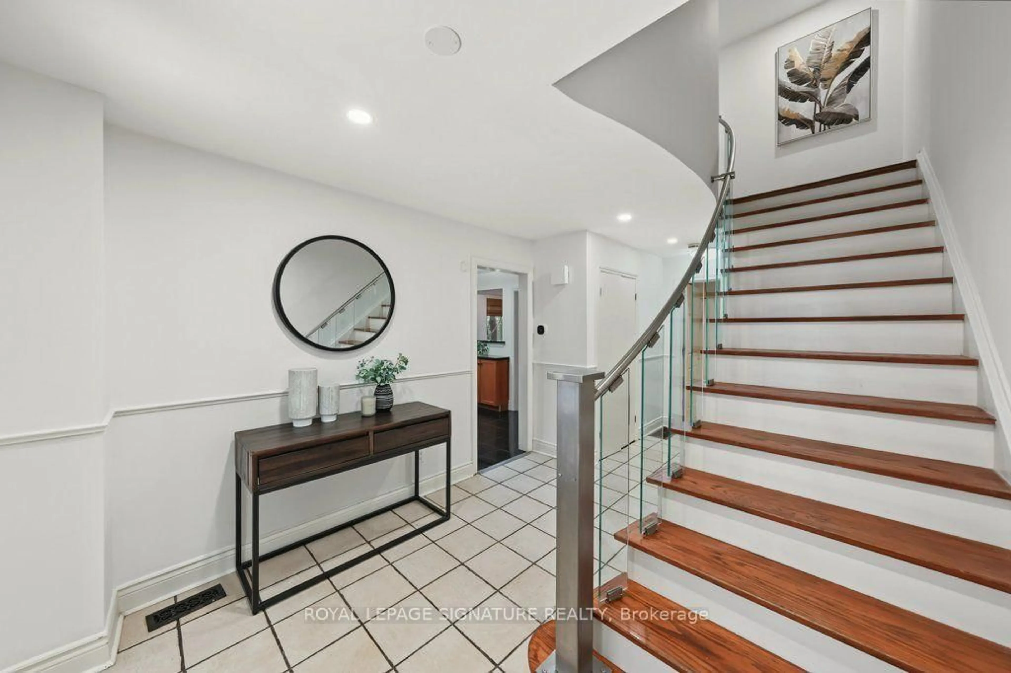 Indoor foyer for 45 Chipwood Cres, Toronto Ontario M2J 3X6