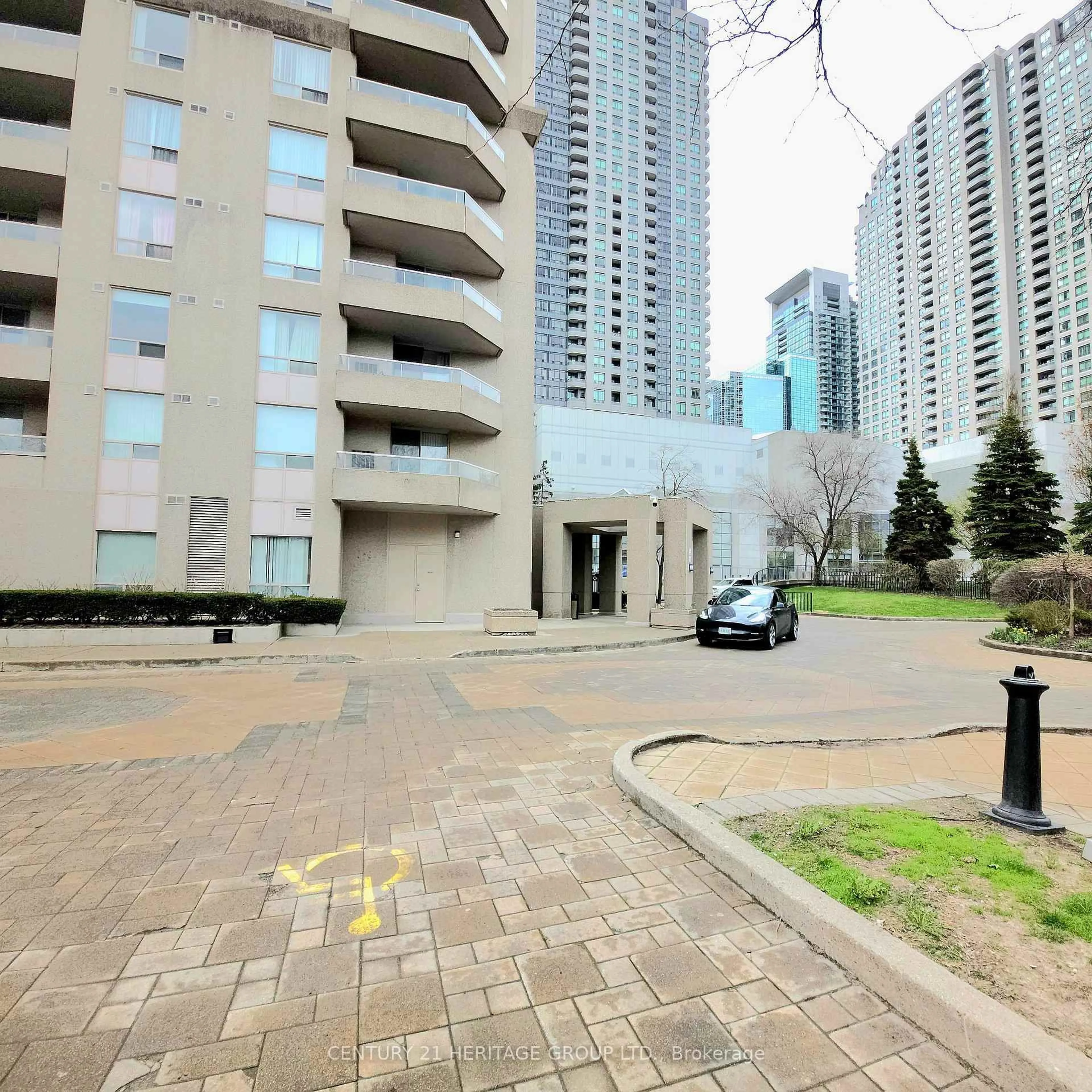 Patio, street for 18 Hillcrest Ave #1403, Toronto Ontario M2N 6T5