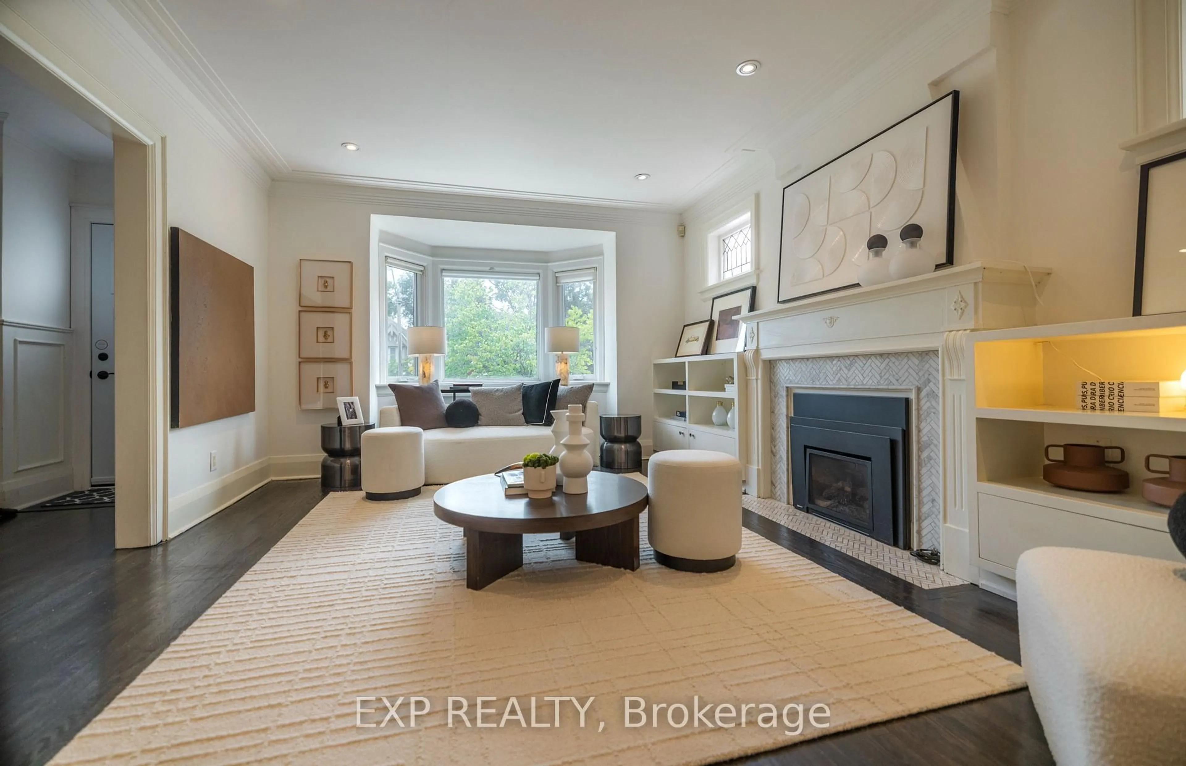 Living room with furniture, unknown for 86 Willowbank Blvd, Toronto Ontario M5N 1G6