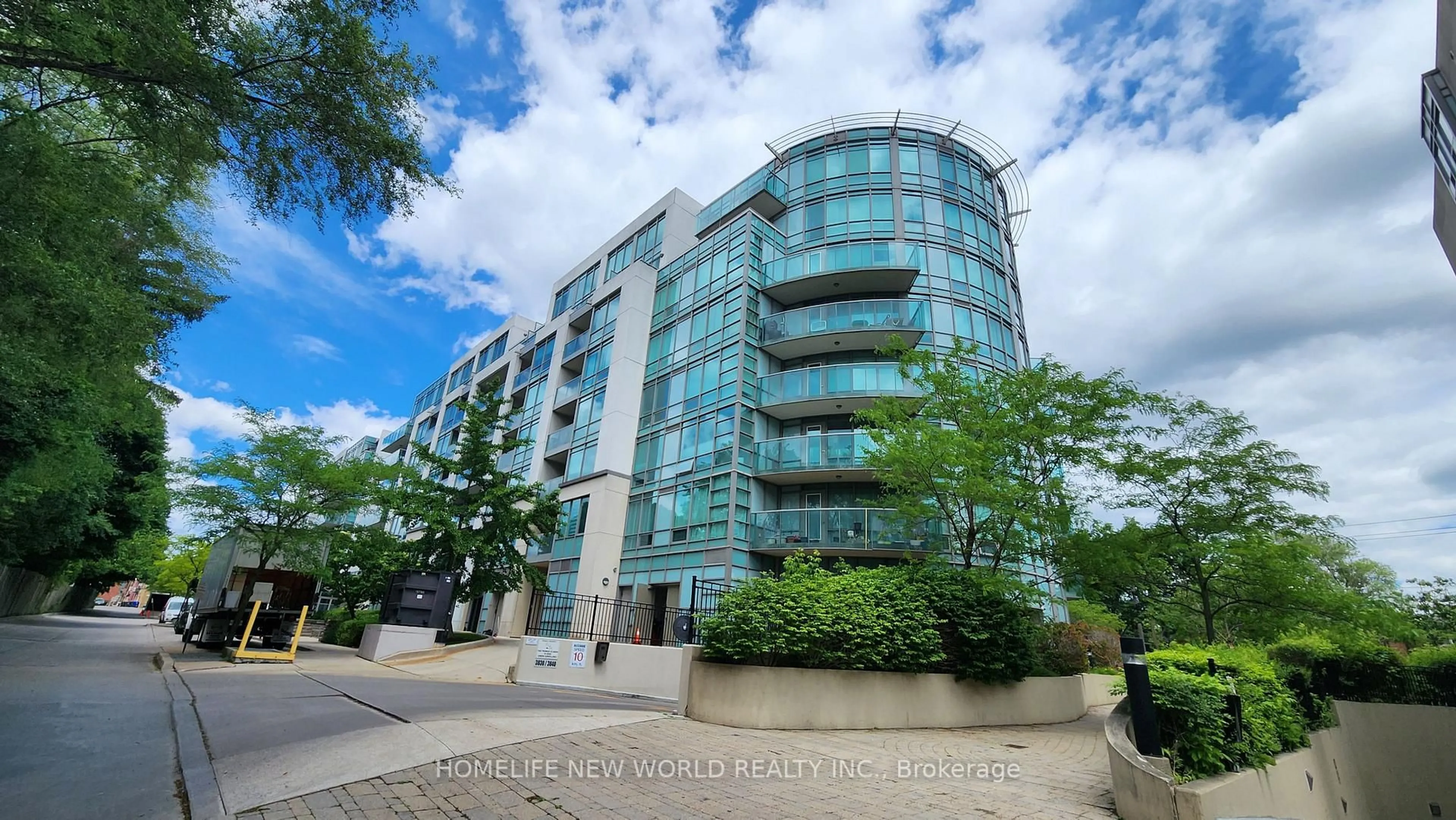 A pic from outside/outdoor area/front of a property/back of a property/a pic from drone, building for 3830 Bathurst St #404, Toronto Ontario M3H 6C5