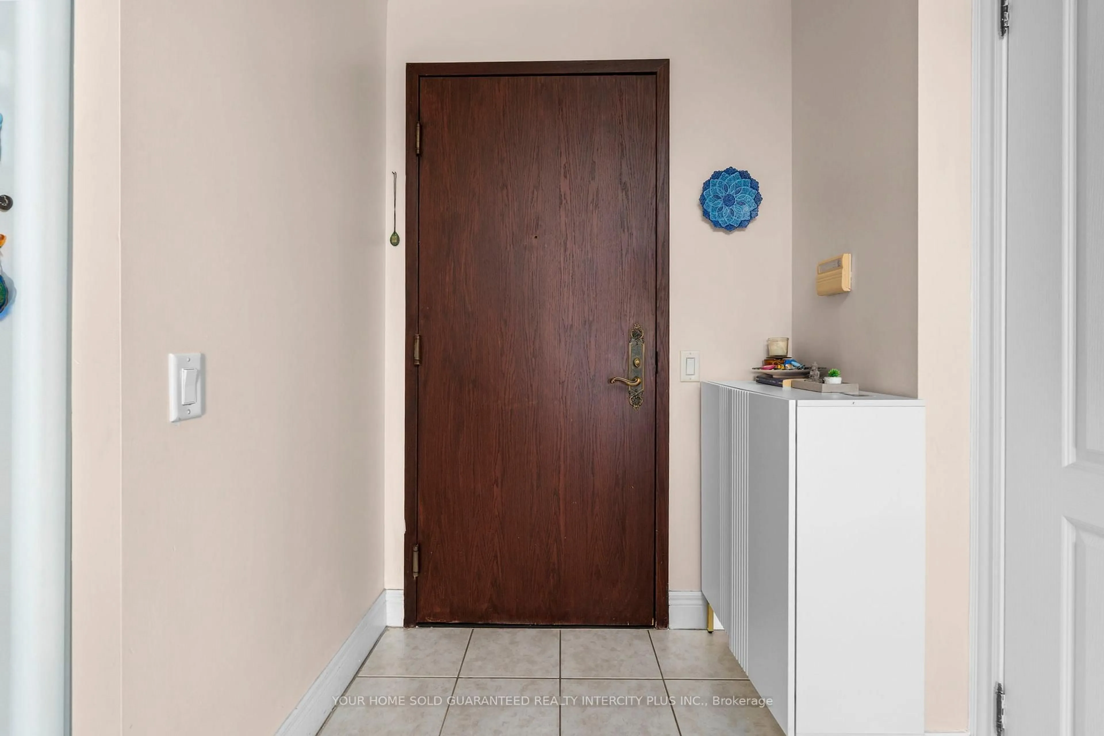 Indoor entryway for 1 Clairtrell Rd #811, Toronto Ontario M2N 7H6