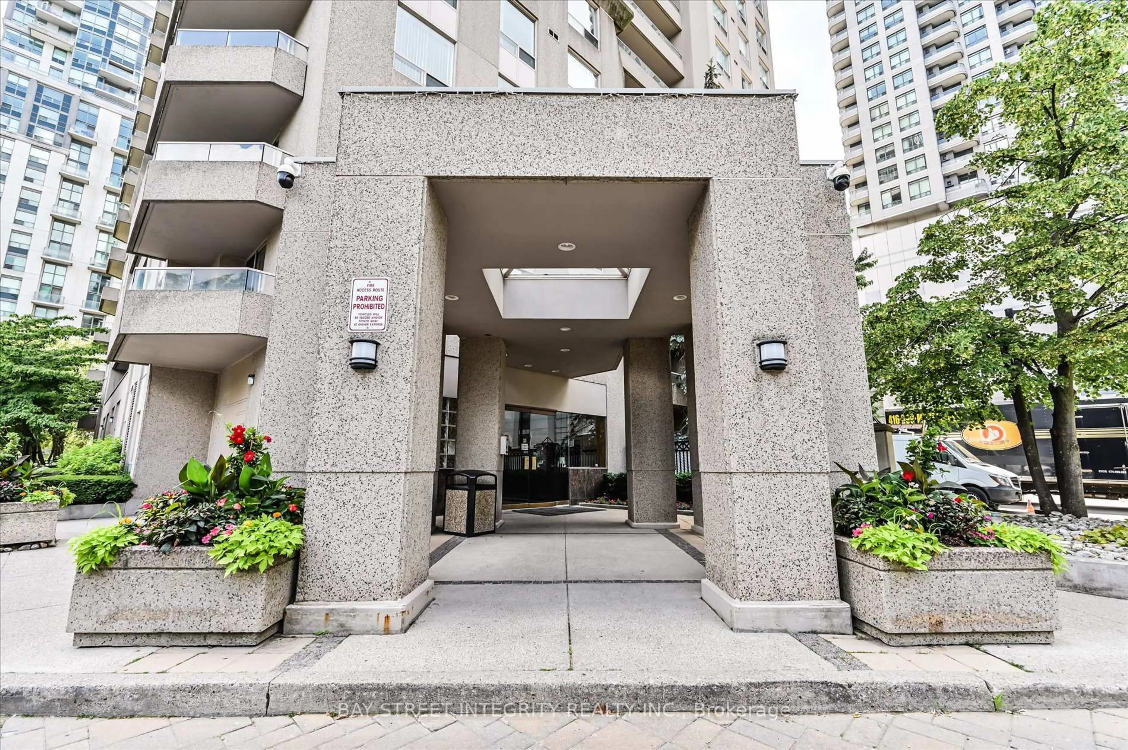 Indoor foyer for 18 Hillcrest Ave #602, Toronto Ontario M2N 6T5
