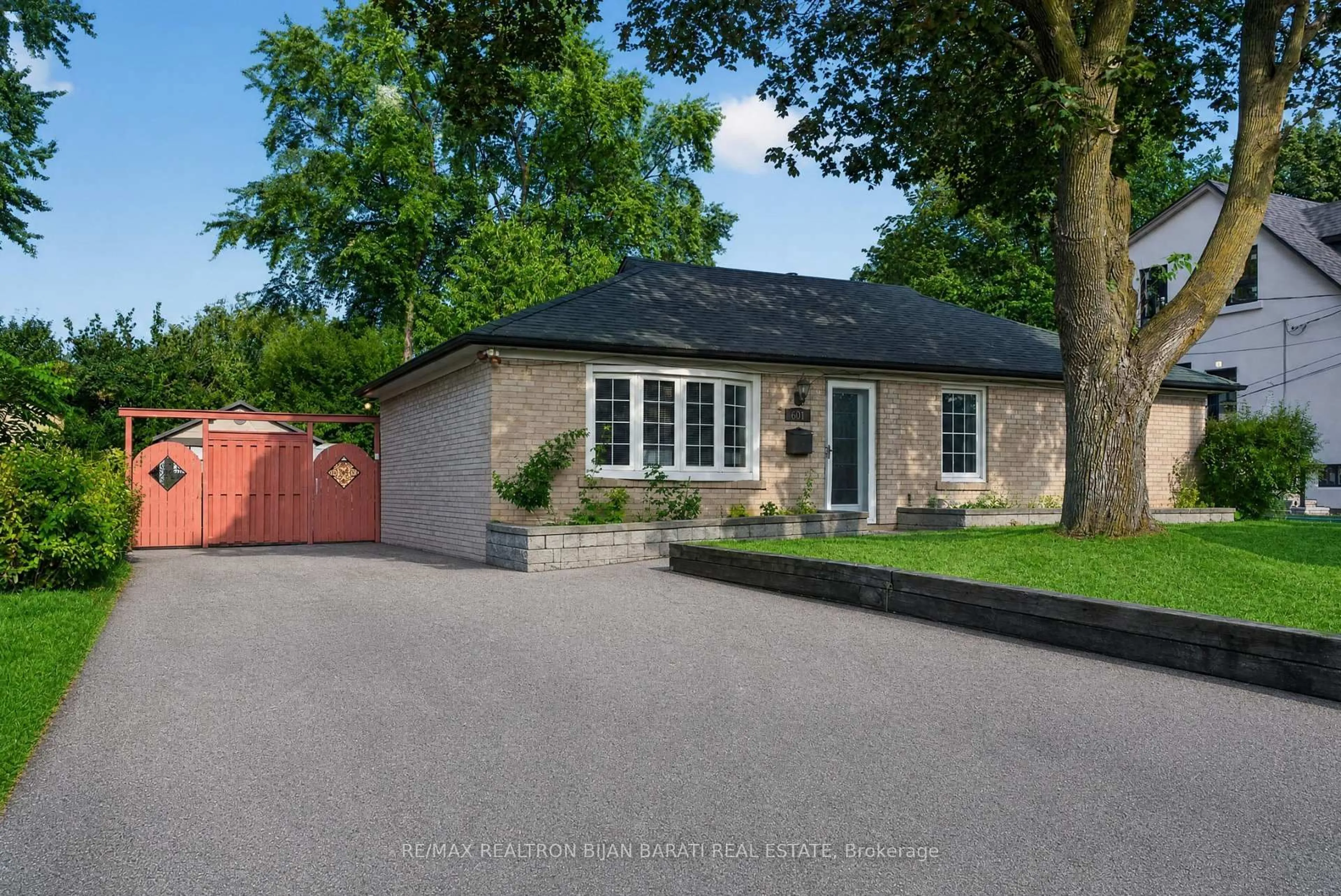 A pic from outside/outdoor area/front of a property/back of a property/a pic from drone, street for 601 Conacher Dr, Toronto Ontario M2M 3M9