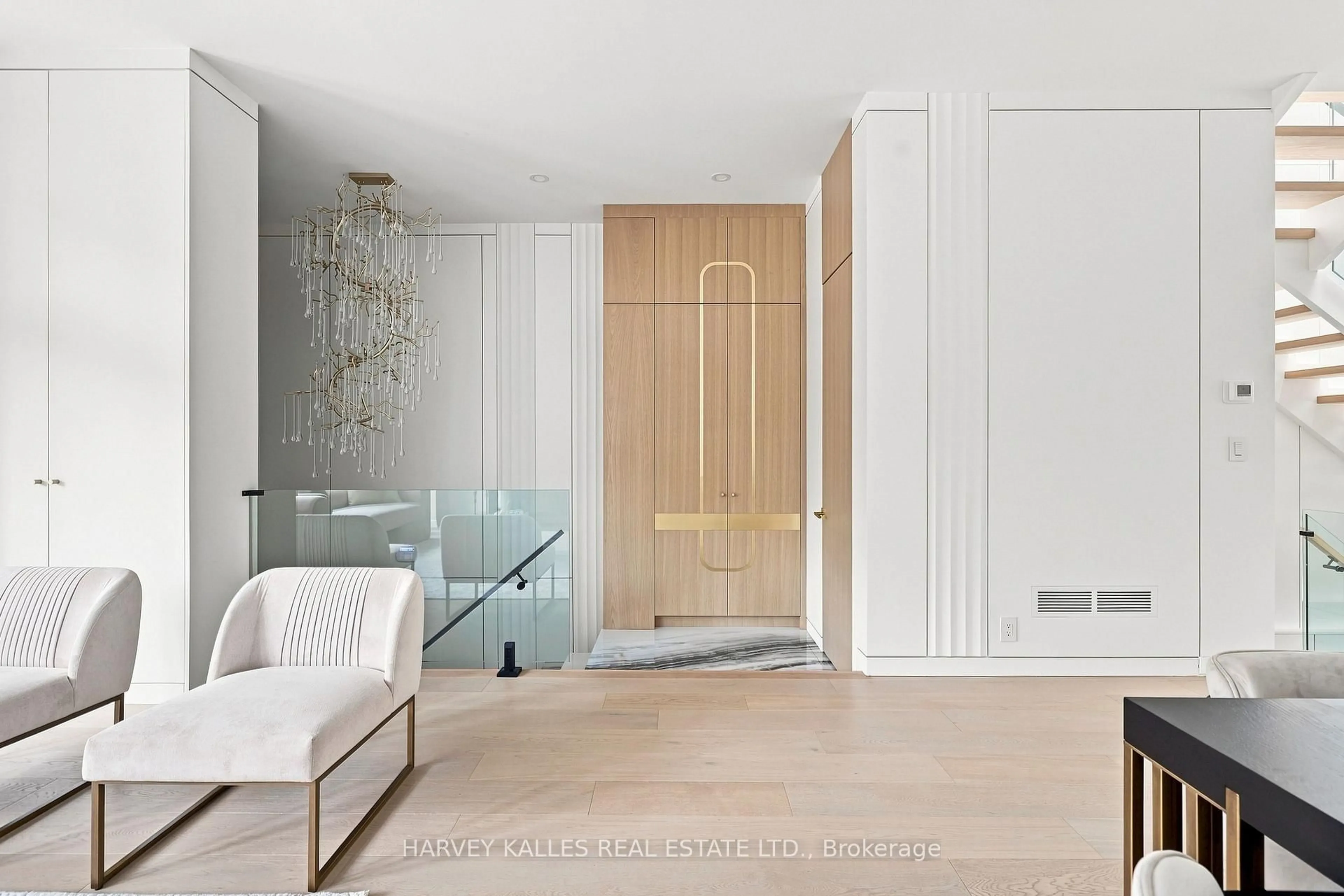 Indoor entryway for 176 Briar Hill Ave, Toronto Ontario M4R 1H9