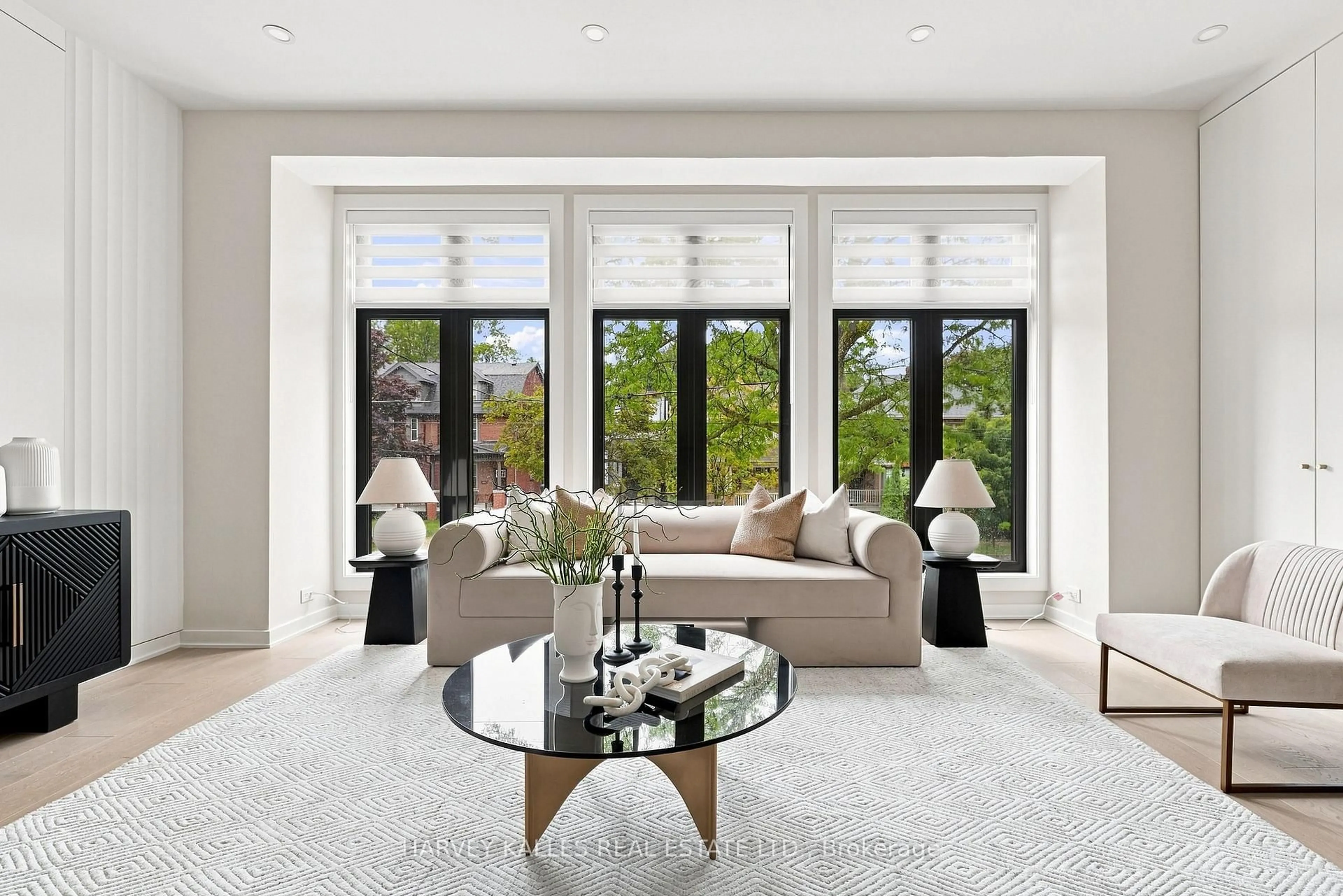 Living room with furniture, unknown for 176 Briar Hill Ave, Toronto Ontario M4R 1H9
