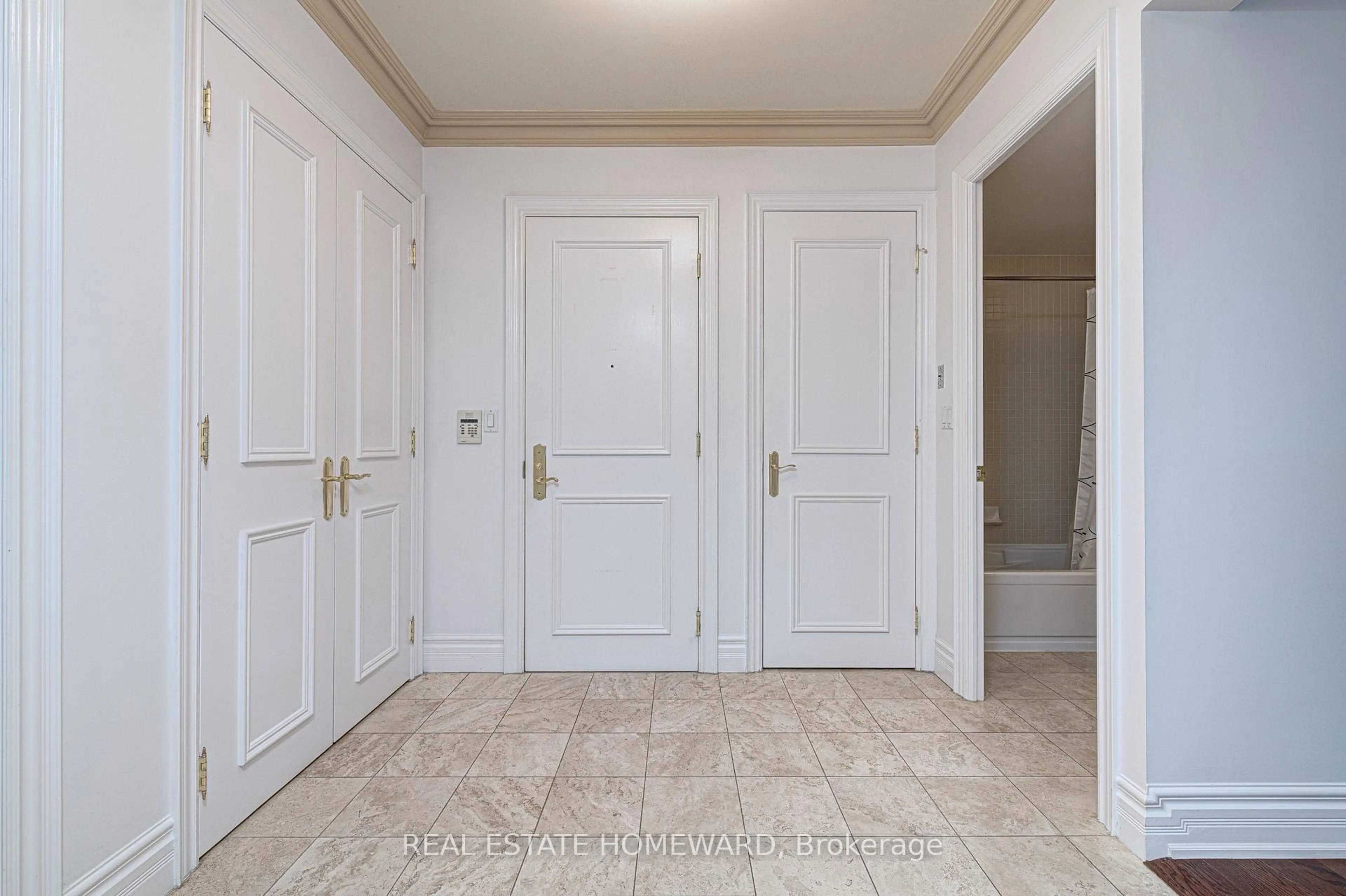 Indoor entryway for 10 OLD YORK MILLS Rd #206, Toronto Ontario M2P 2G9
