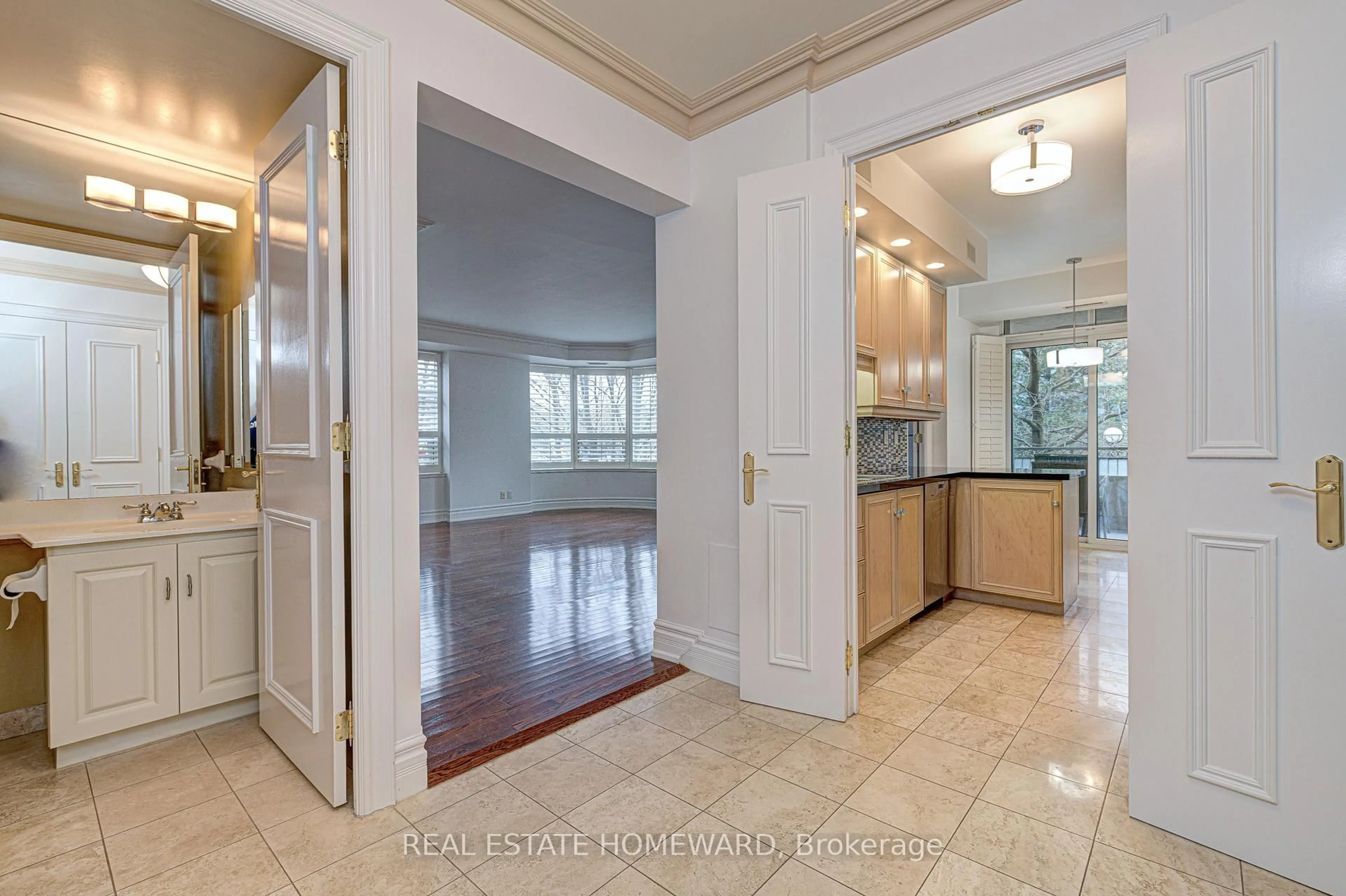 Indoor foyer for 10 OLD YORK MILLS Rd #206, Toronto Ontario M2P 2G9