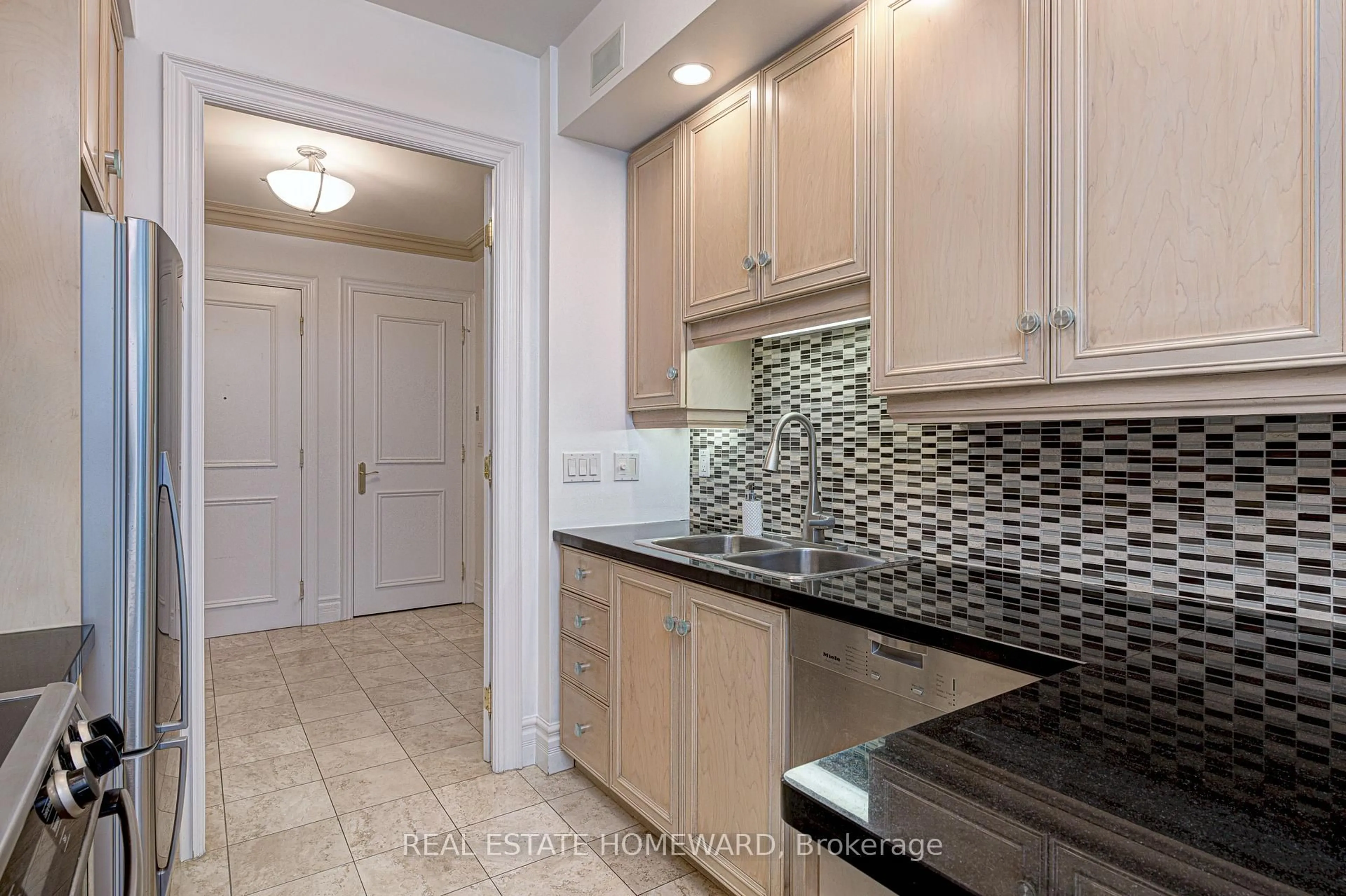 Standard kitchen, ceramic/tile floor for 10 OLD YORK MILLS Rd #206, Toronto Ontario M2P 2G9