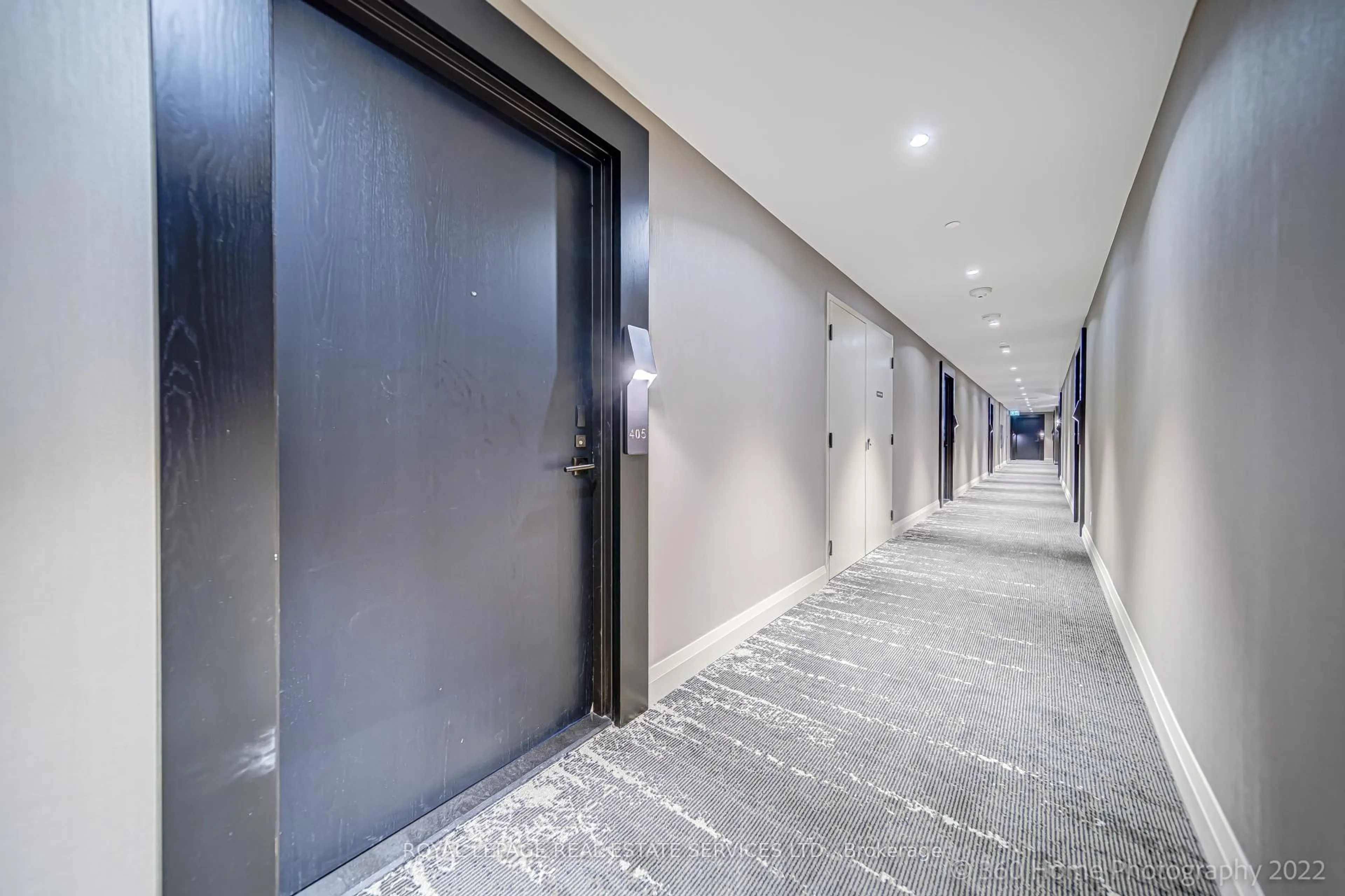Indoor foyer for 151 Avenue Rd #405, Toronto Ontario M5R 2H7