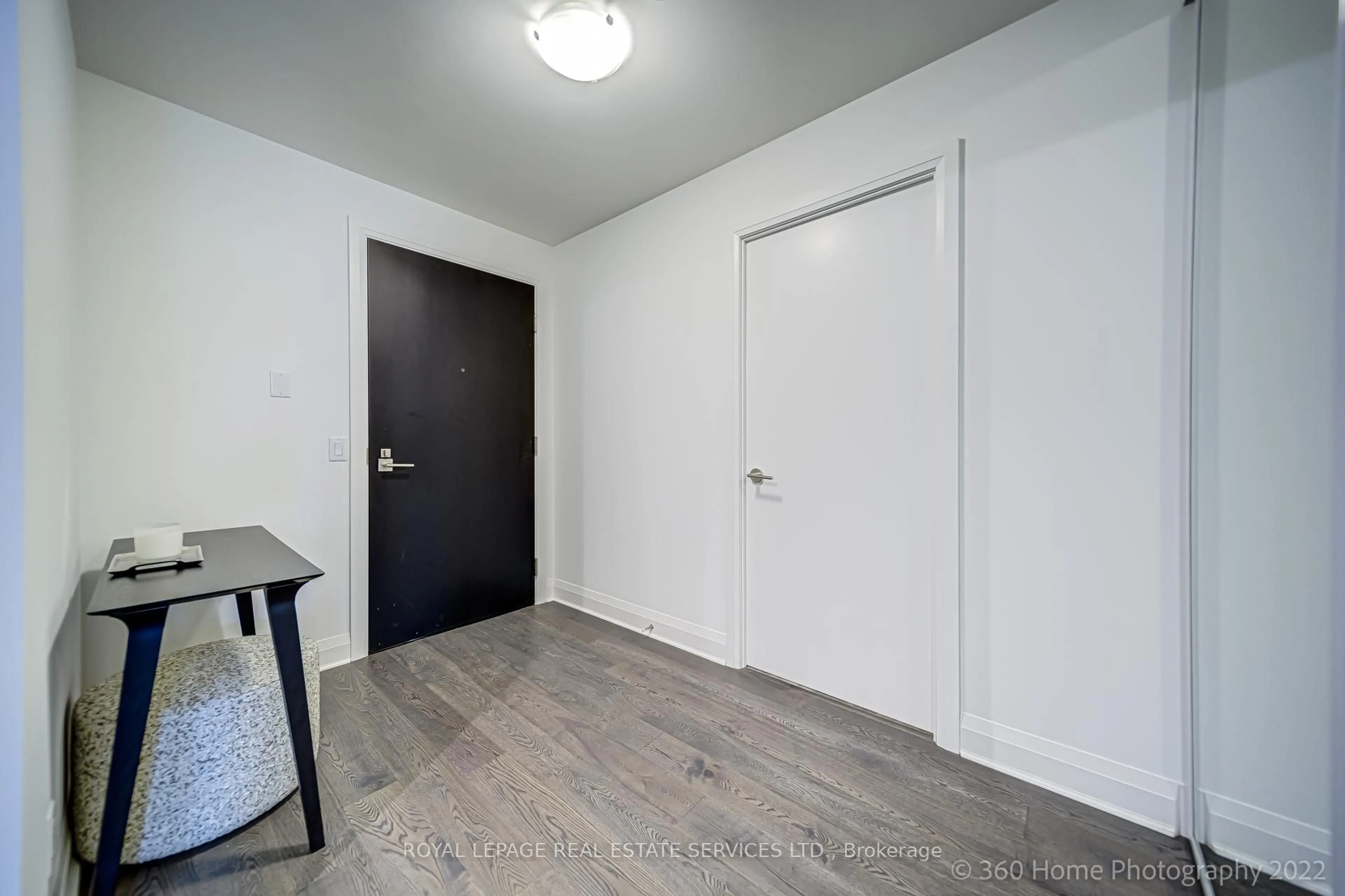 Indoor entryway for 151 Avenue Rd #405, Toronto Ontario M5R 2H7
