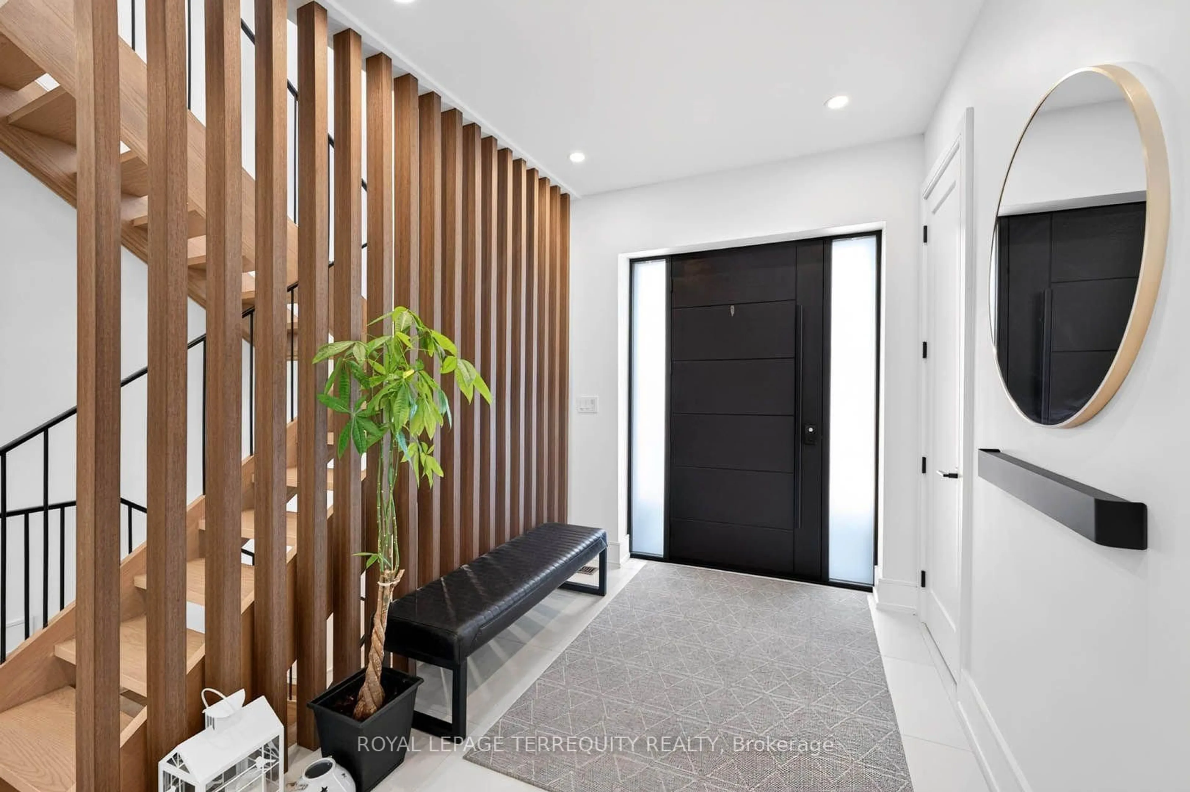 Indoor entryway for 35 Tottenham Rd, Toronto Ontario M3C 2J5
