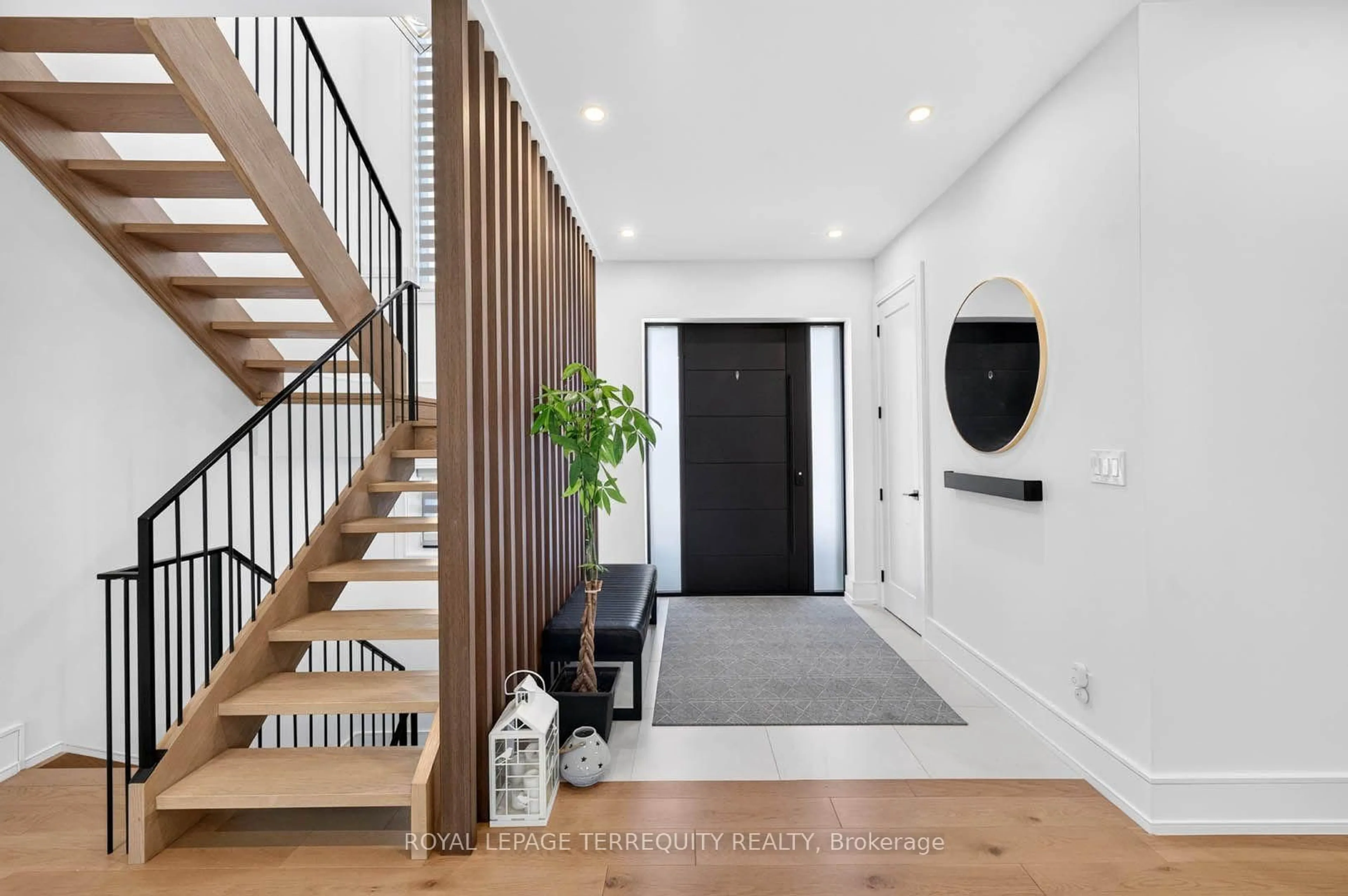 Indoor entryway for 35 Tottenham Rd, Toronto Ontario M3C 2J5