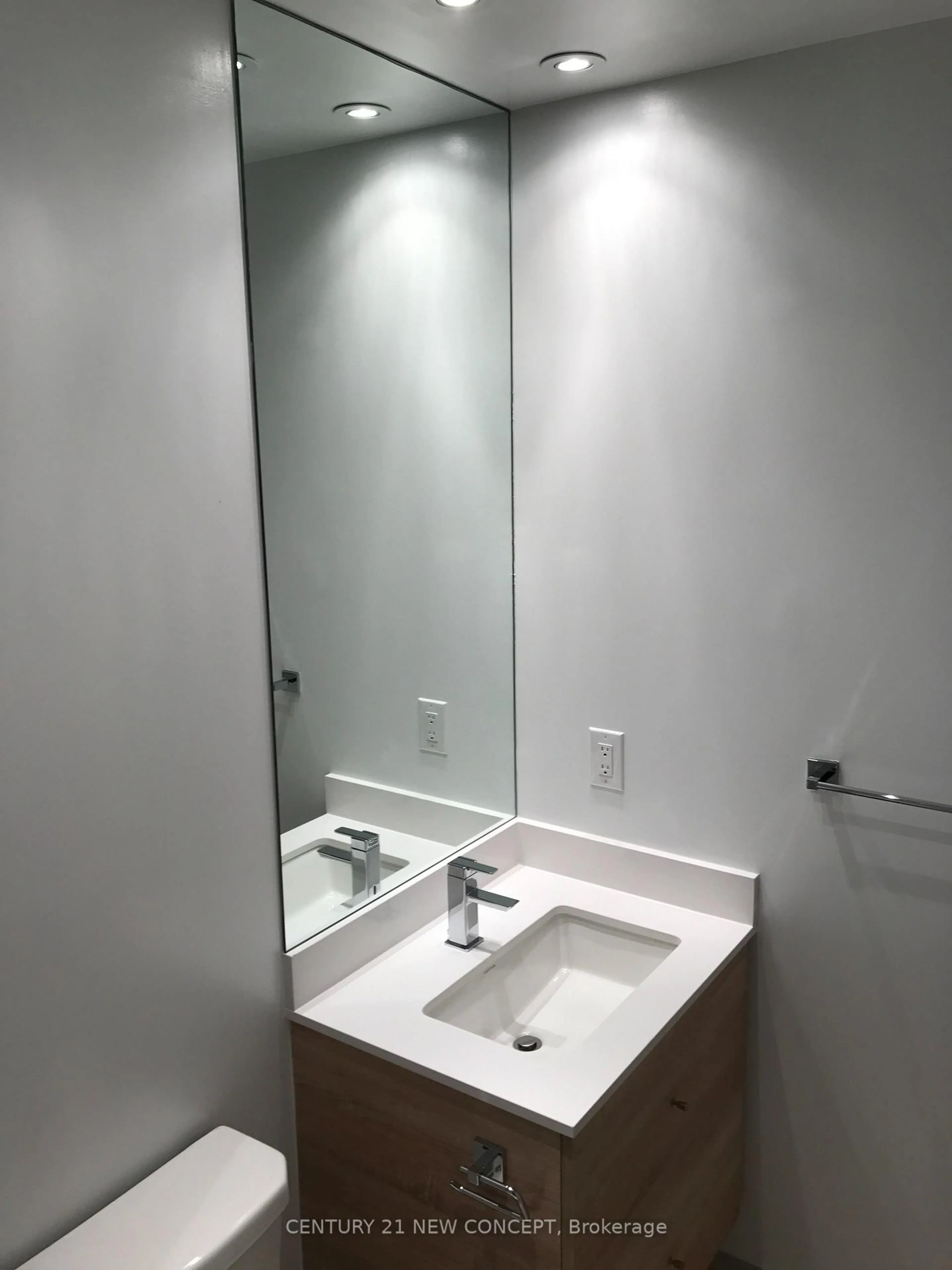 Standard bathroom, unknown for 525 Adelaide St #823, Toronto Ontario M5V 0N7