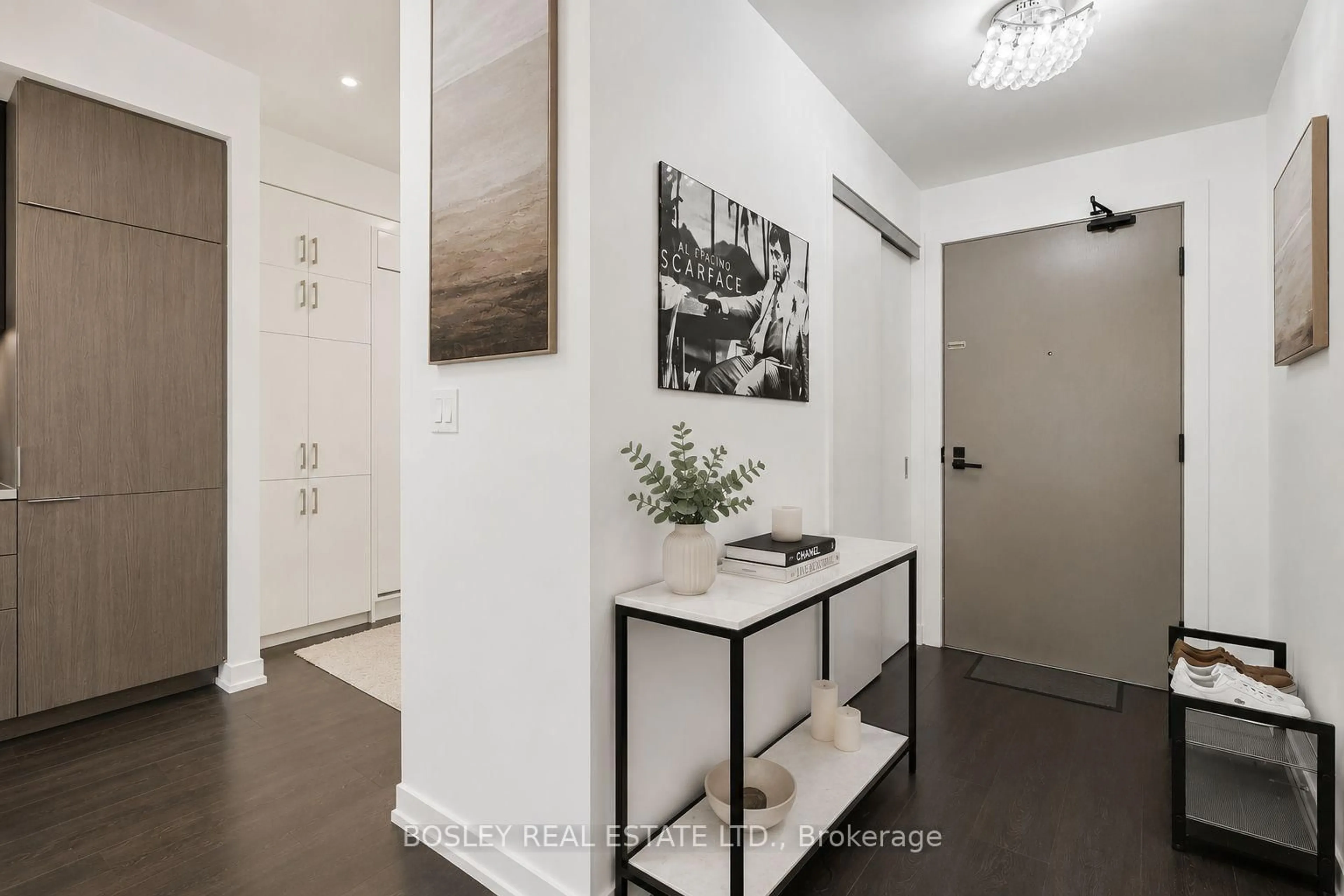 Indoor entryway for 223 St Clair Ave #209, Toronto Ontario M4V 0A5