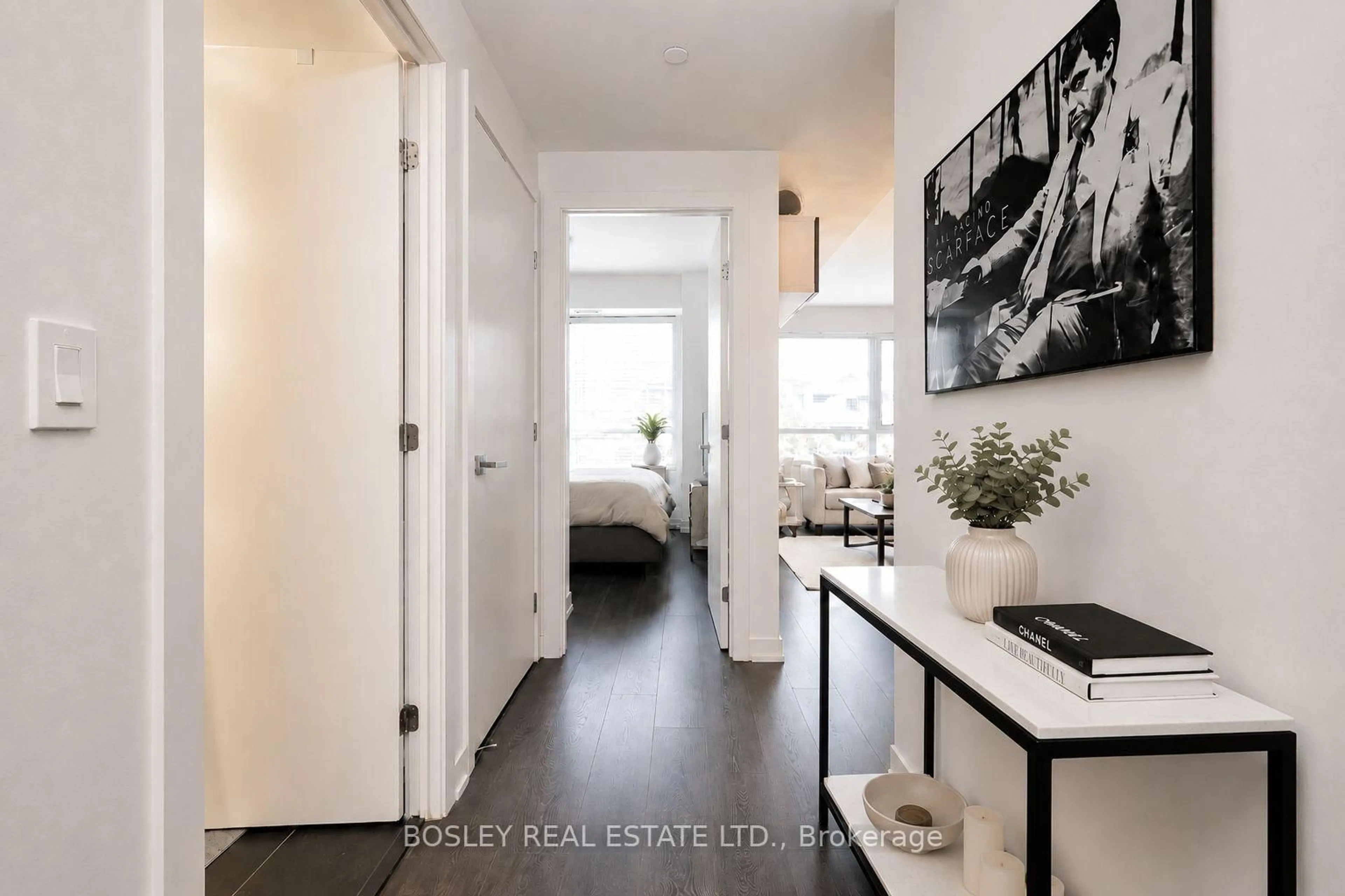 Indoor entryway for 223 St Clair Ave #209, Toronto Ontario M4V 0A5