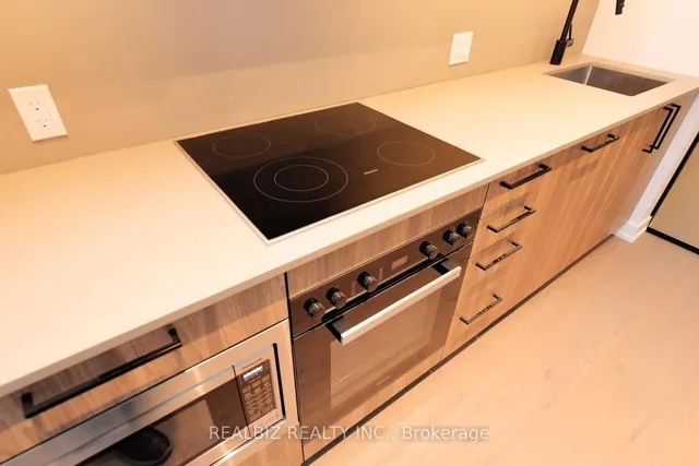 91 Montclair Ave #823, Toronto 5